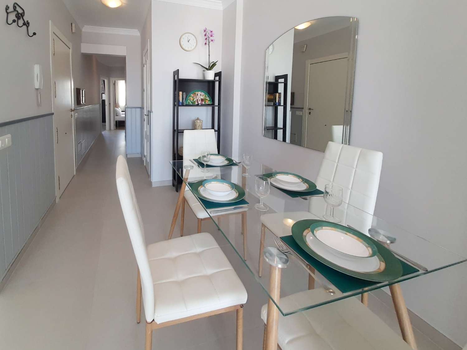 Modern lägenhet på översta våningen med havsutsikt i hjärtat av Nerja