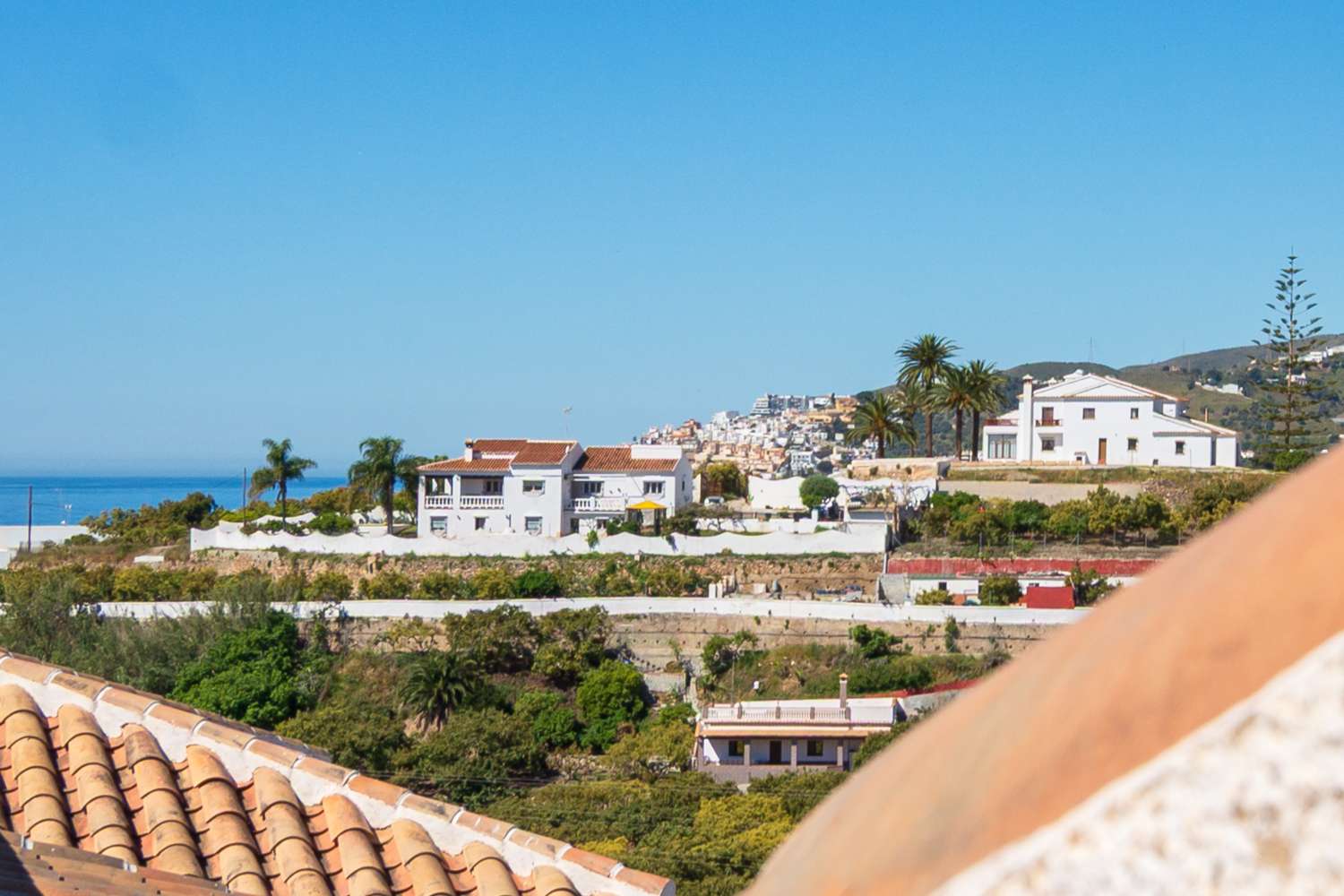 Bright Penthouse with Private Roof Terrace & Open Views in Nerja