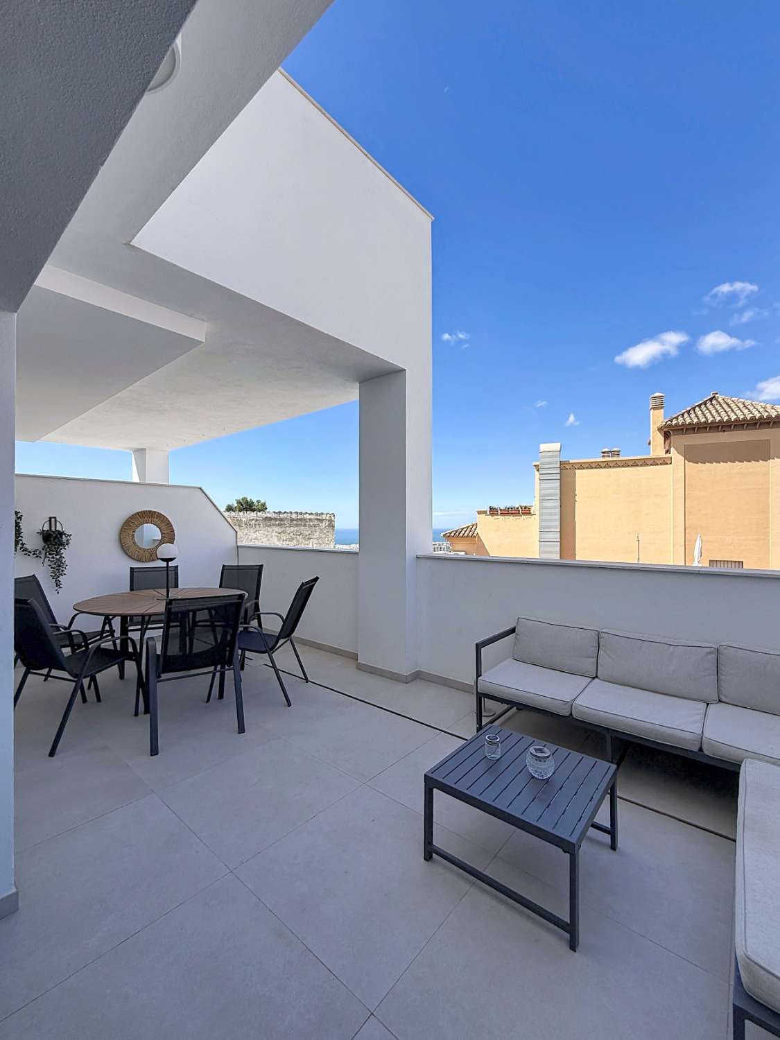Elegante apartamento de nueva construcción con vistas al mar.