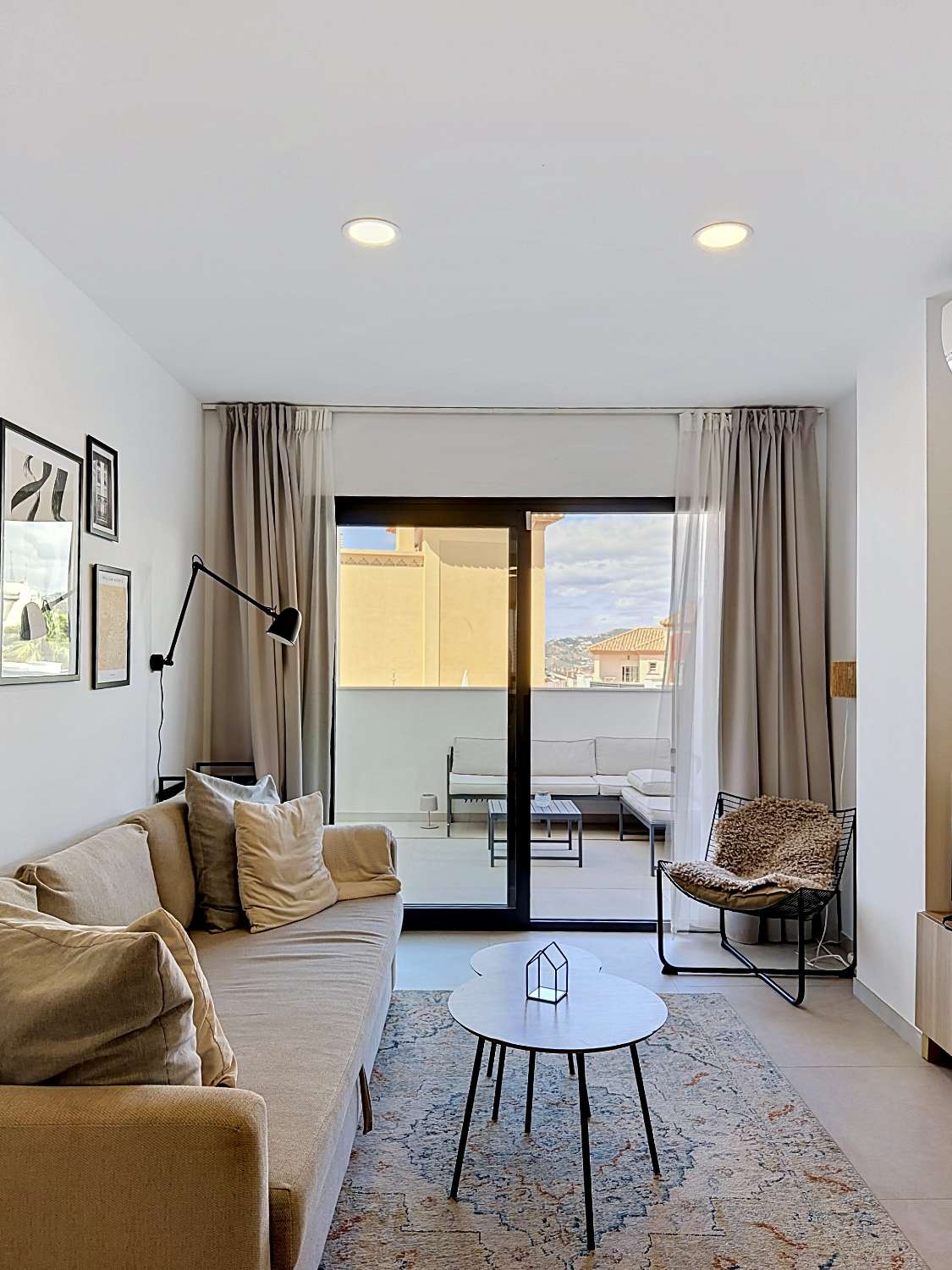 Elegante apartamento de nueva construcción con vistas al mar.