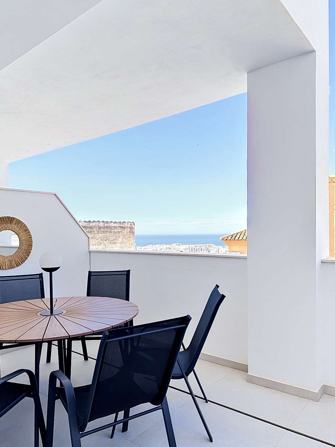 Elegante apartamento de nueva construcción con vistas al mar.