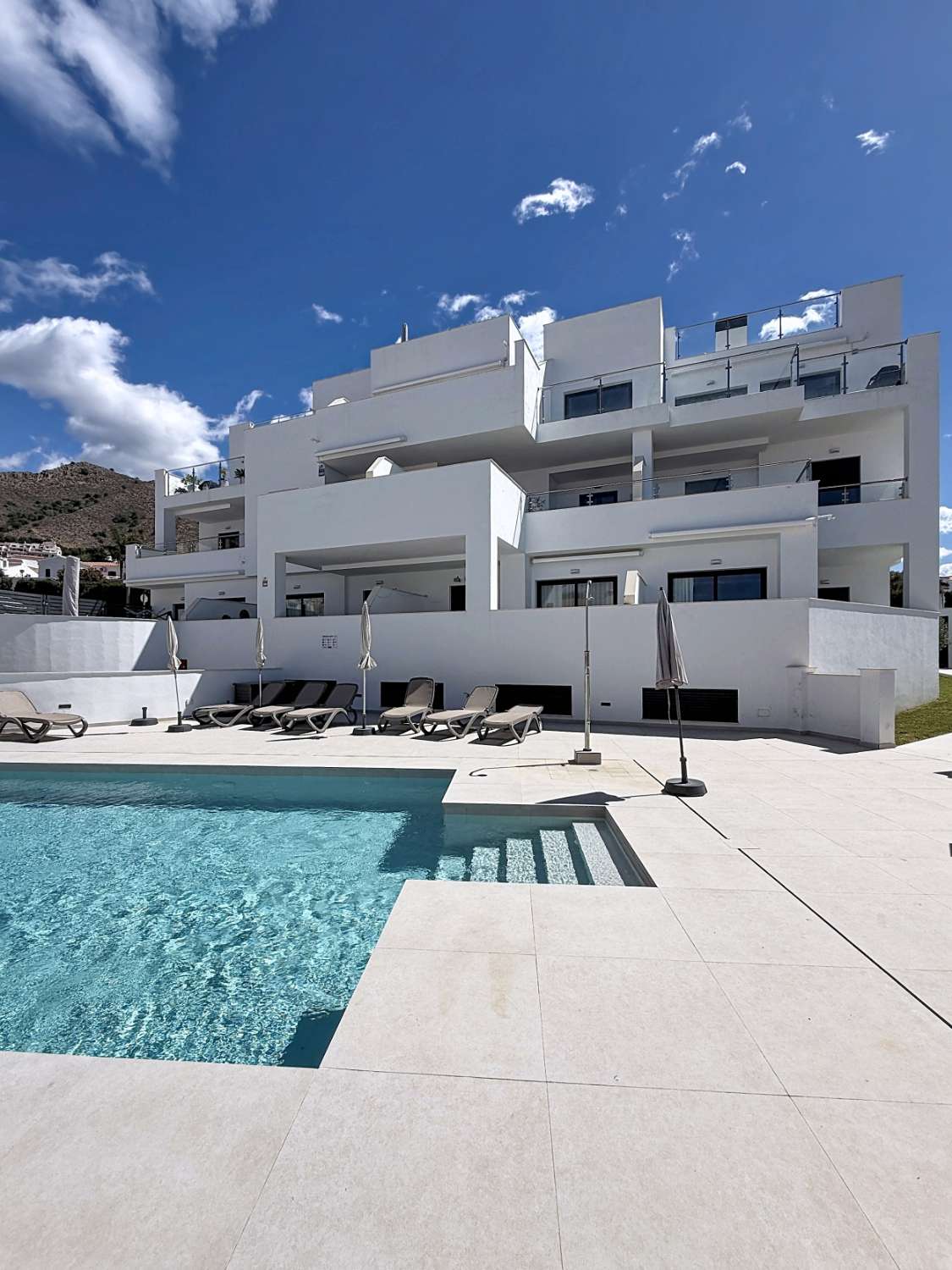 Elegante apartamento de nueva construcción con vistas al mar.