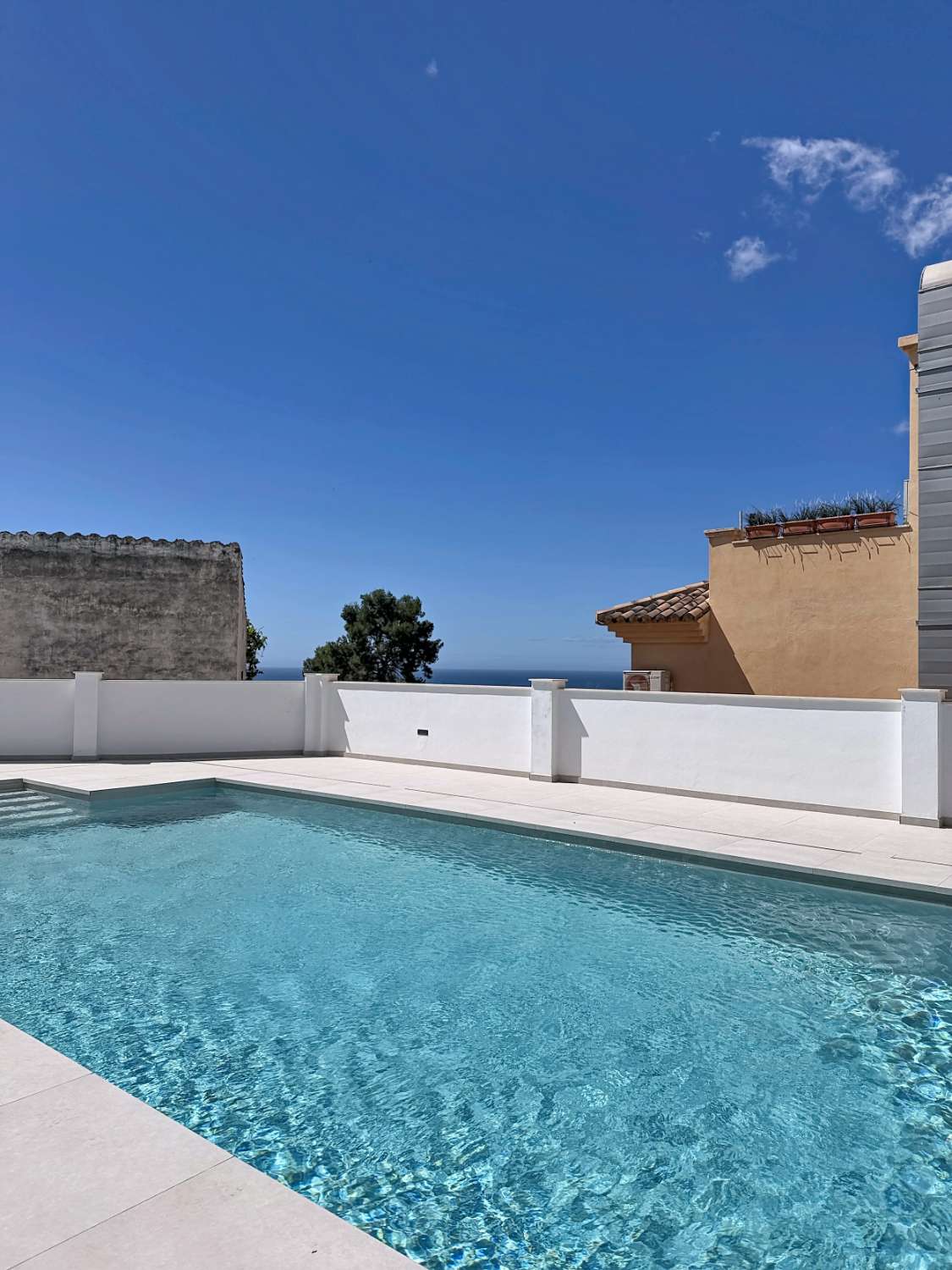 Elegante apartamento de nueva construcción con vistas al mar.