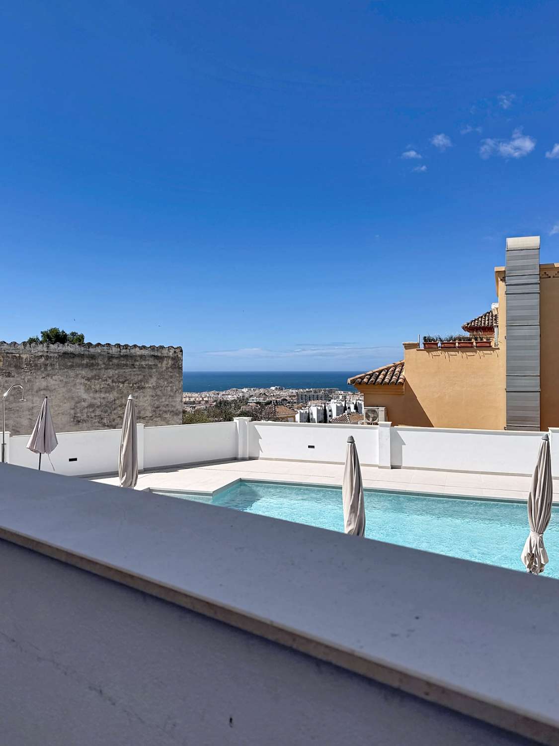 Elegante apartamento de nueva construcción con vistas al mar.