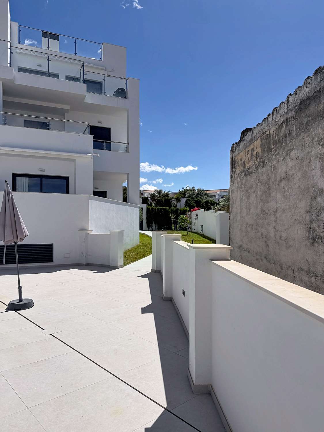 Elegante apartamento de nueva construcción con vistas al mar.