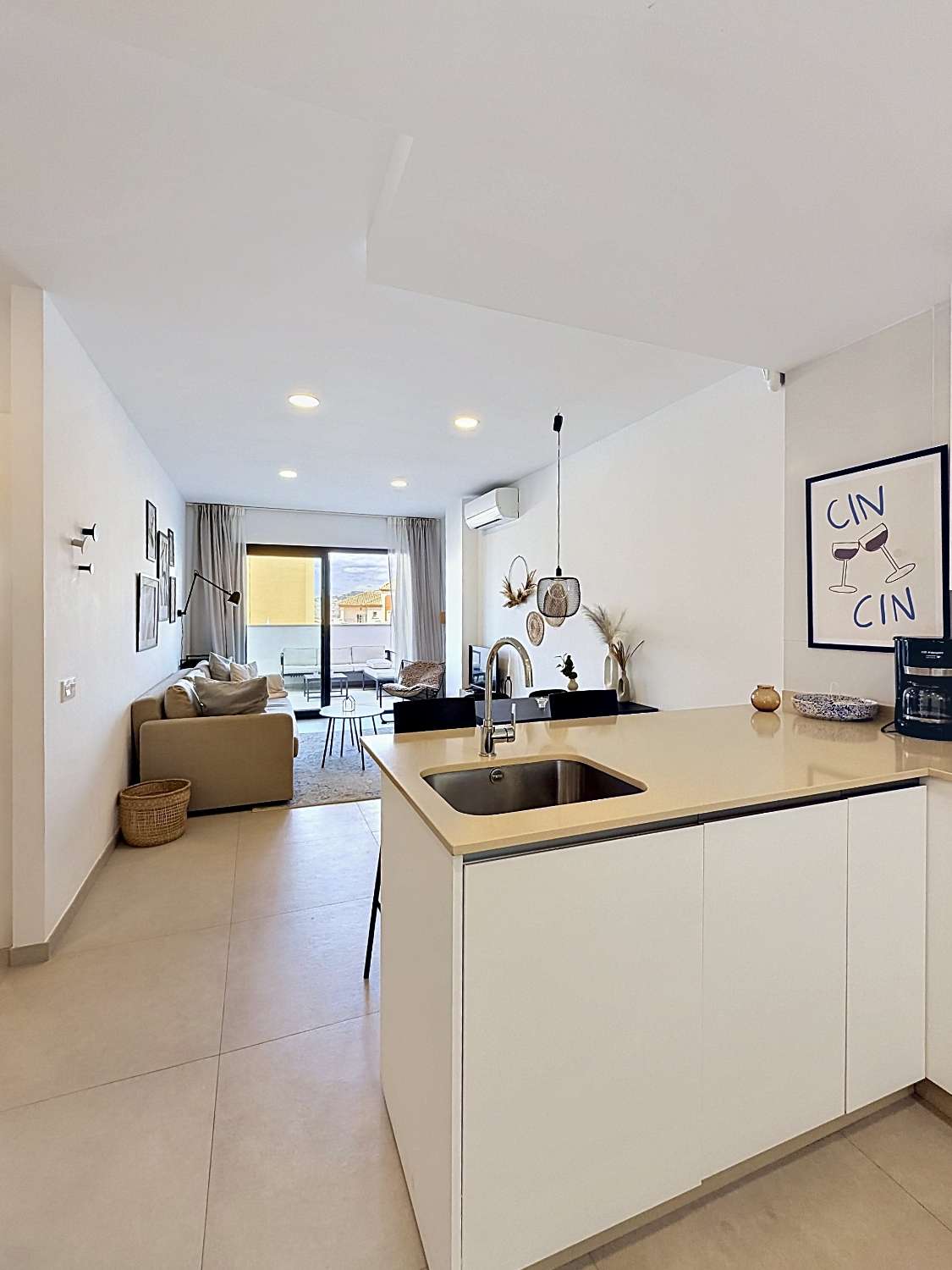 Elegante apartamento de nueva construcción con vistas al mar.