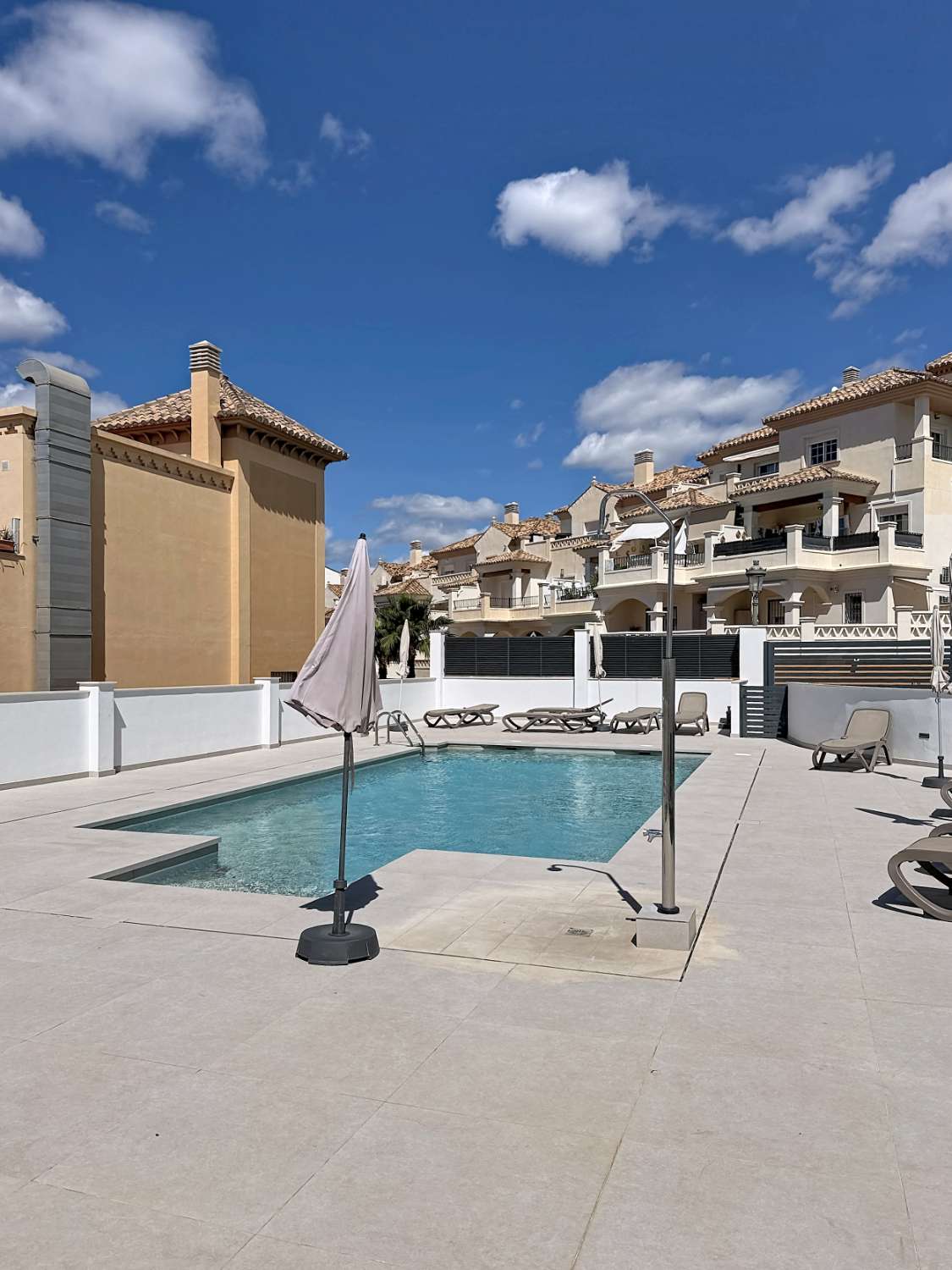 Elegante apartamento de nueva construcción con vistas al mar.