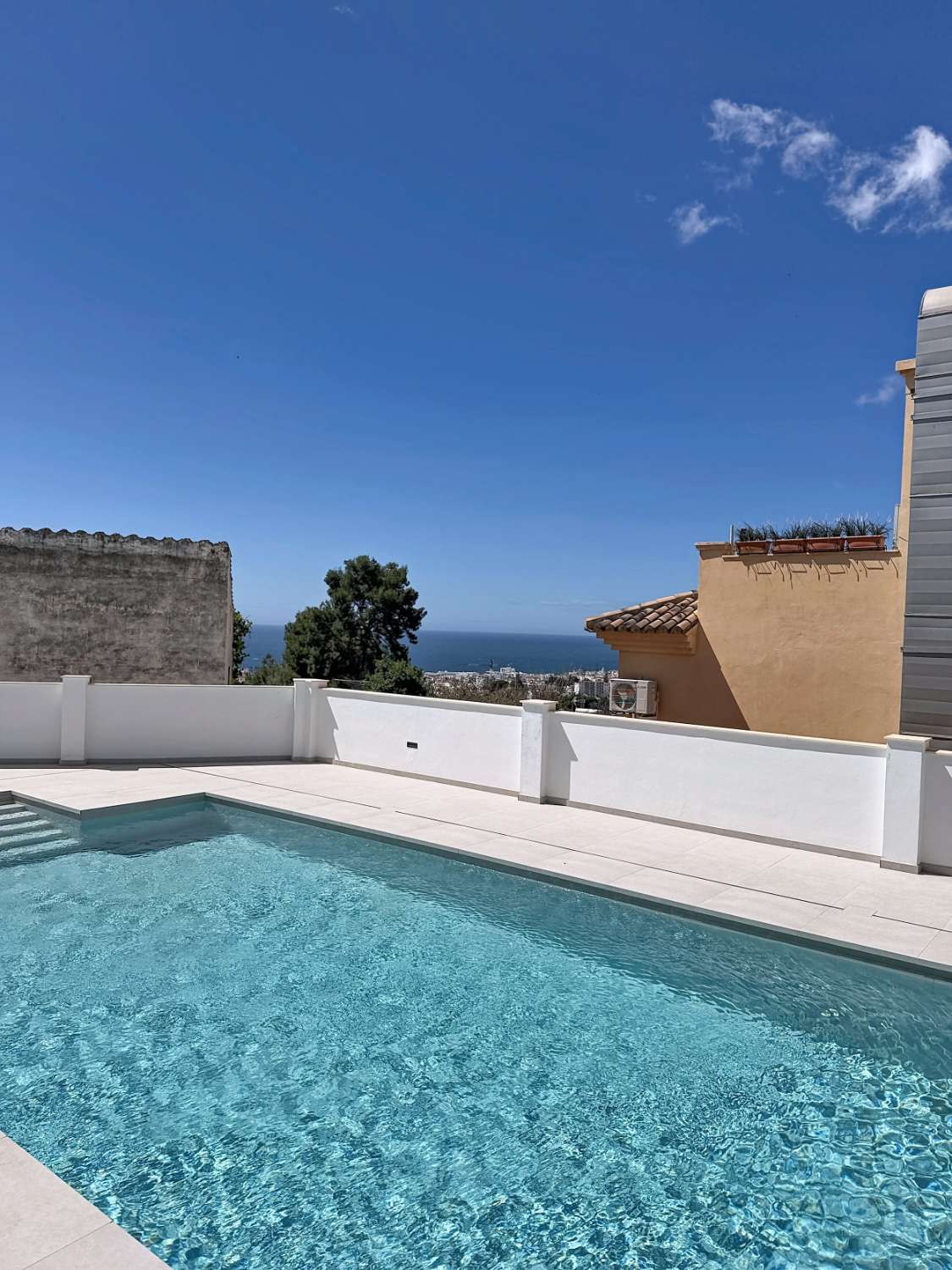 Elegante apartamento de nueva construcción con vistas al mar.