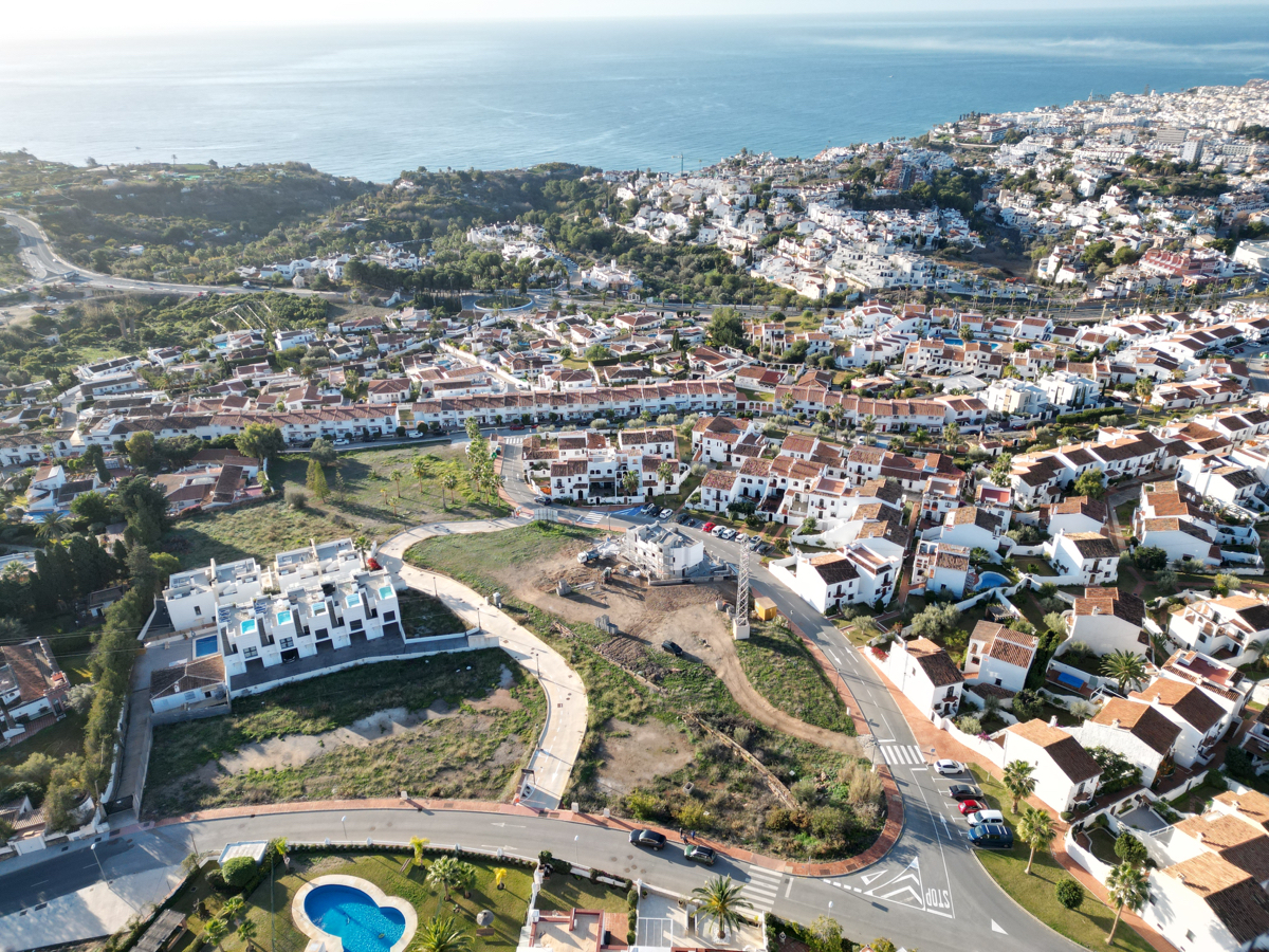 Villas de luxe à vendre à Nerja – Vue sur la mer, piscine privée et à proximité du centre-ville