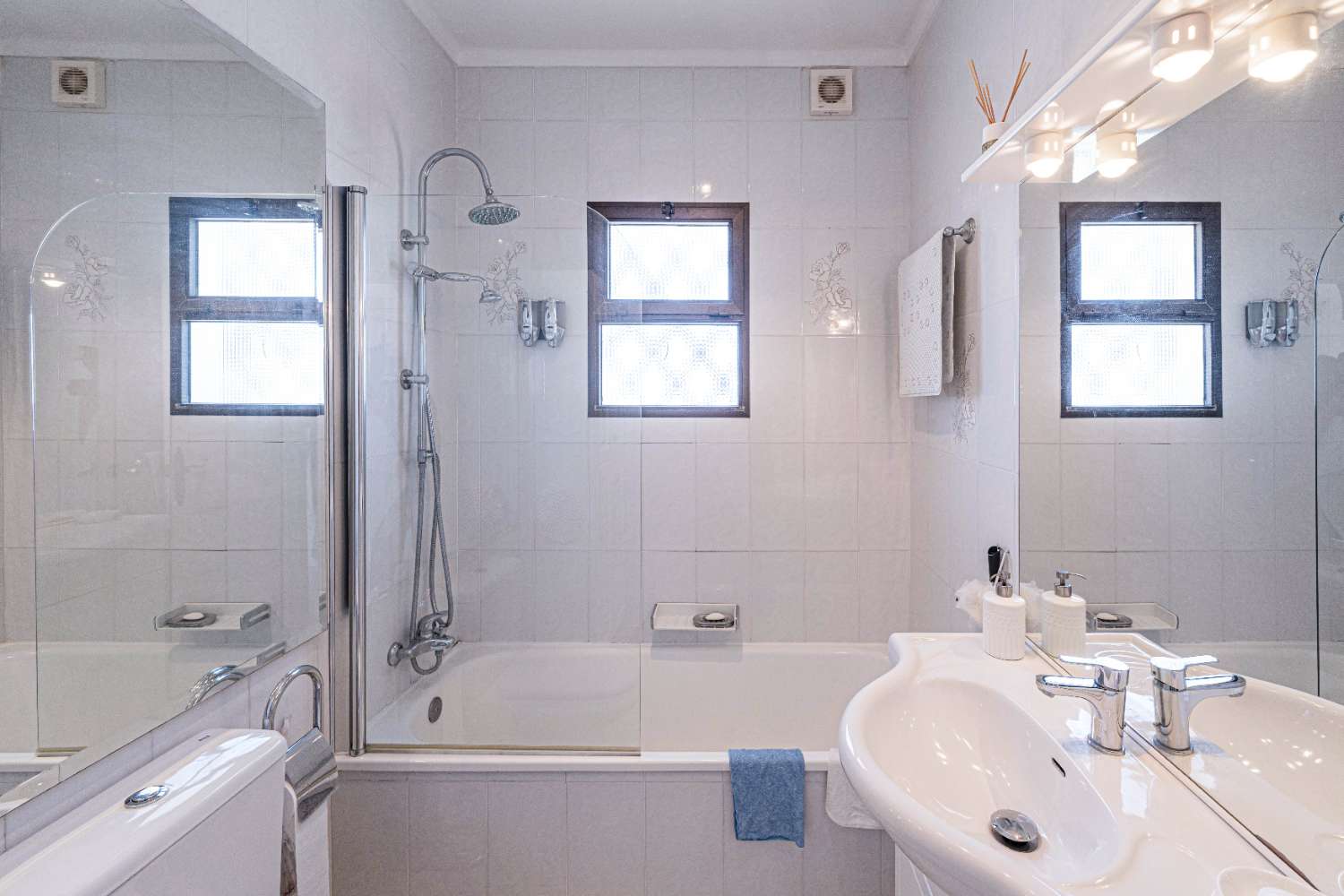 Detached Villa with Guest Apartment, Private Pool & Roof Terrace