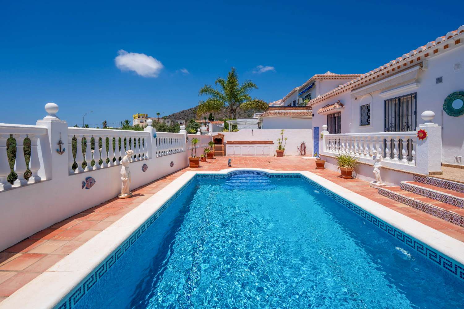 Detached Villa with Guest Apartment, Private Pool & Roof Terrace