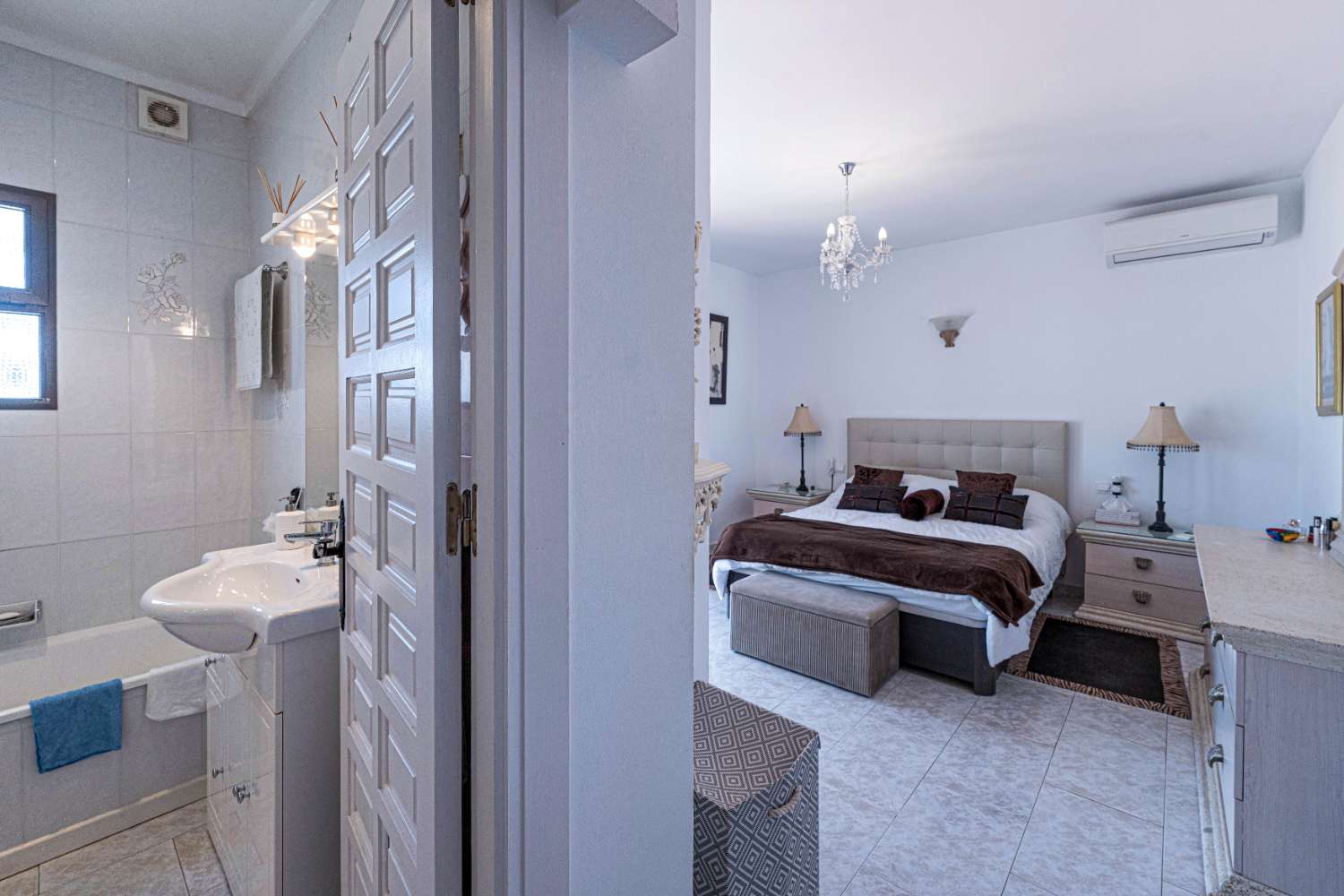 Detached Villa with Guest Apartment, Private Pool & Roof Terrace