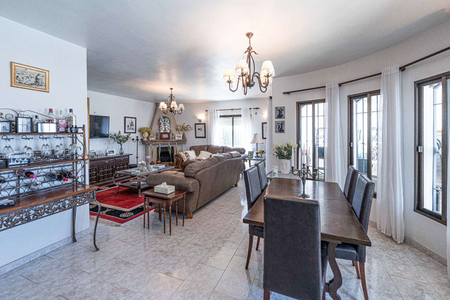 Detached Villa with Guest Apartment, Private Pool & Roof Terrace