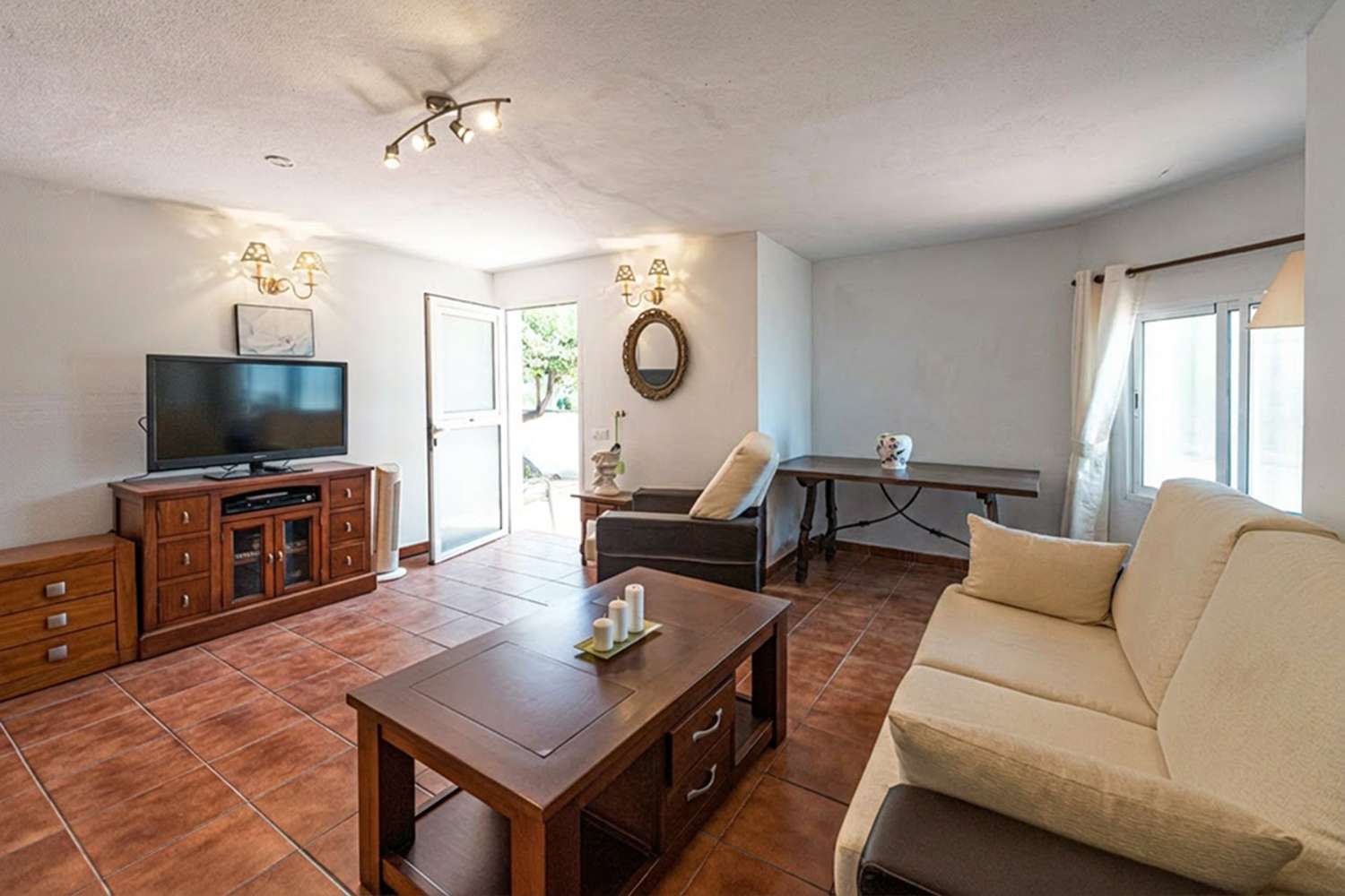 Detached Villa with Guest Apartment, Private Pool & Roof Terrace