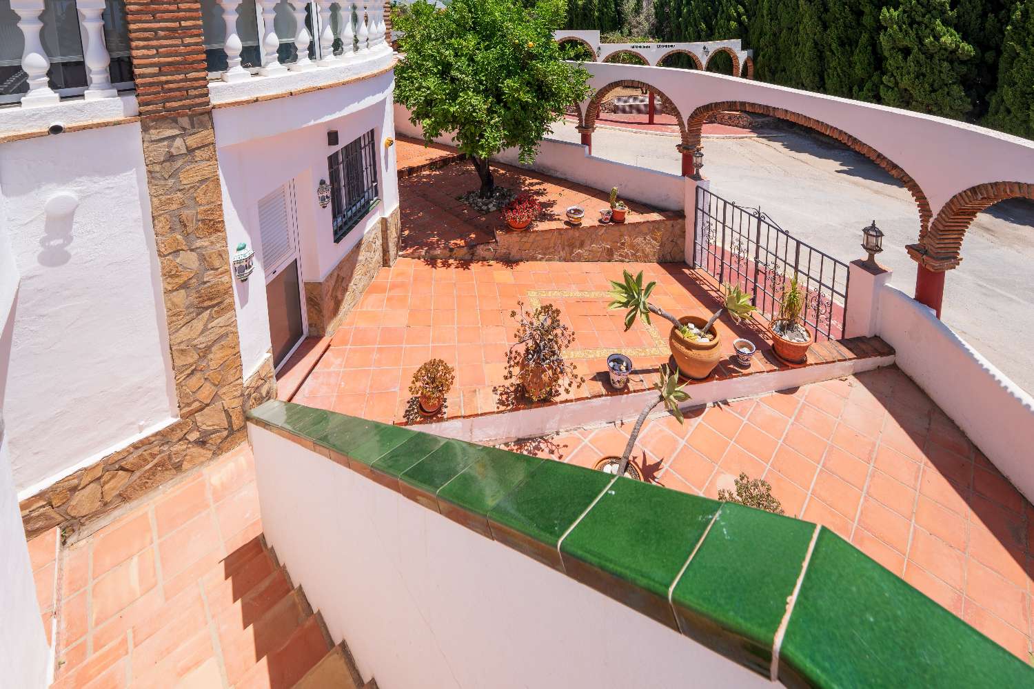 Detached Villa with Guest Apartment, Private Pool & Roof Terrace