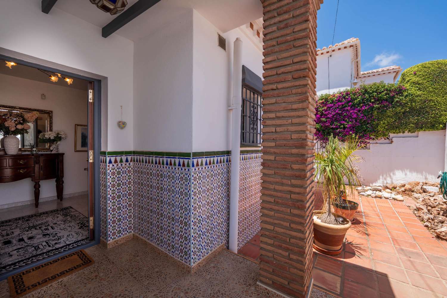 Detached Villa with Guest Apartment, Private Pool & Roof Terrace