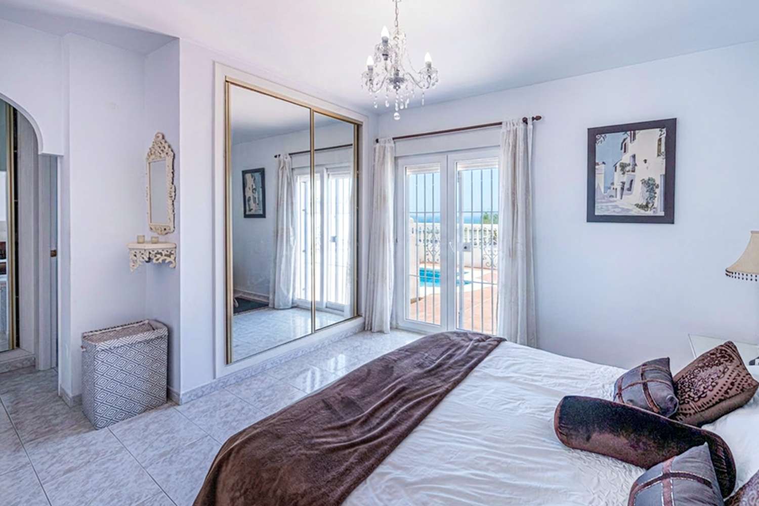 Detached Villa with Guest Apartment, Private Pool & Roof Terrace