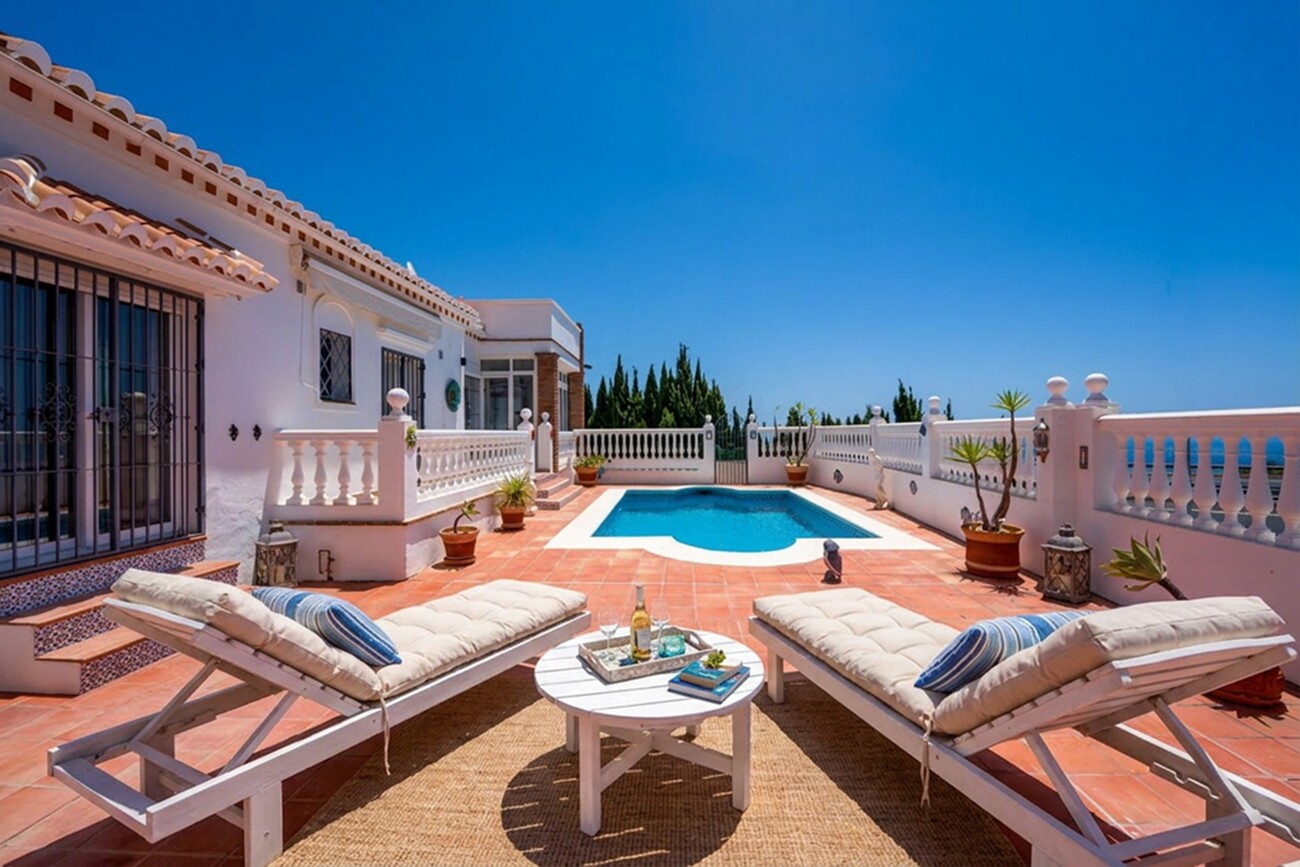 Detached Villa with Guest Apartment, Private Pool & Roof Terrace