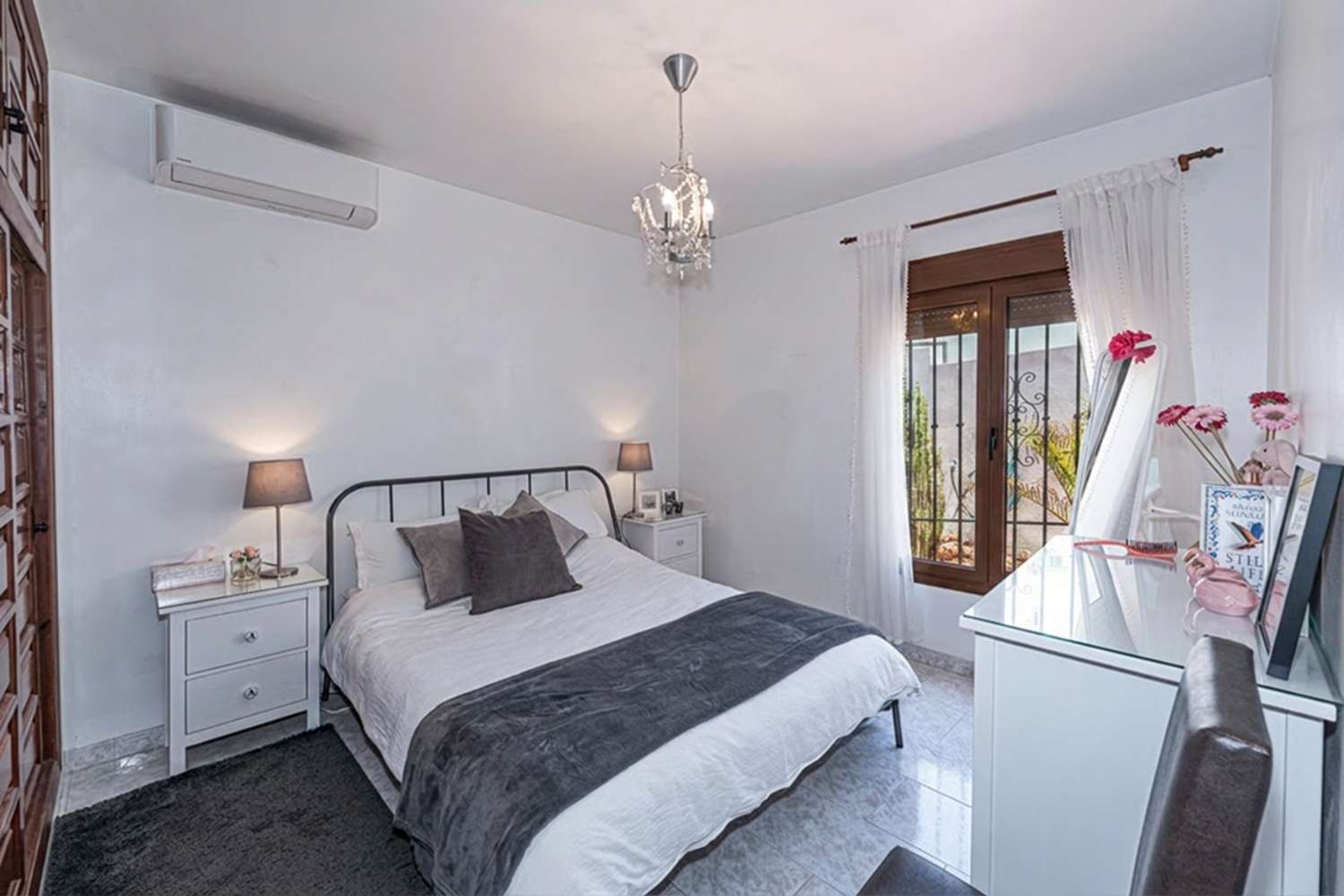 Detached Villa with Guest Apartment, Private Pool & Roof Terrace