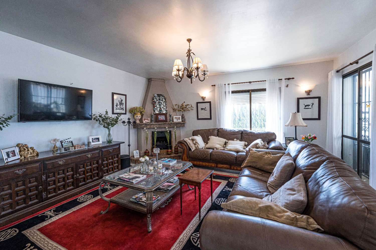 Detached Villa with Guest Apartment, Private Pool & Roof Terrace