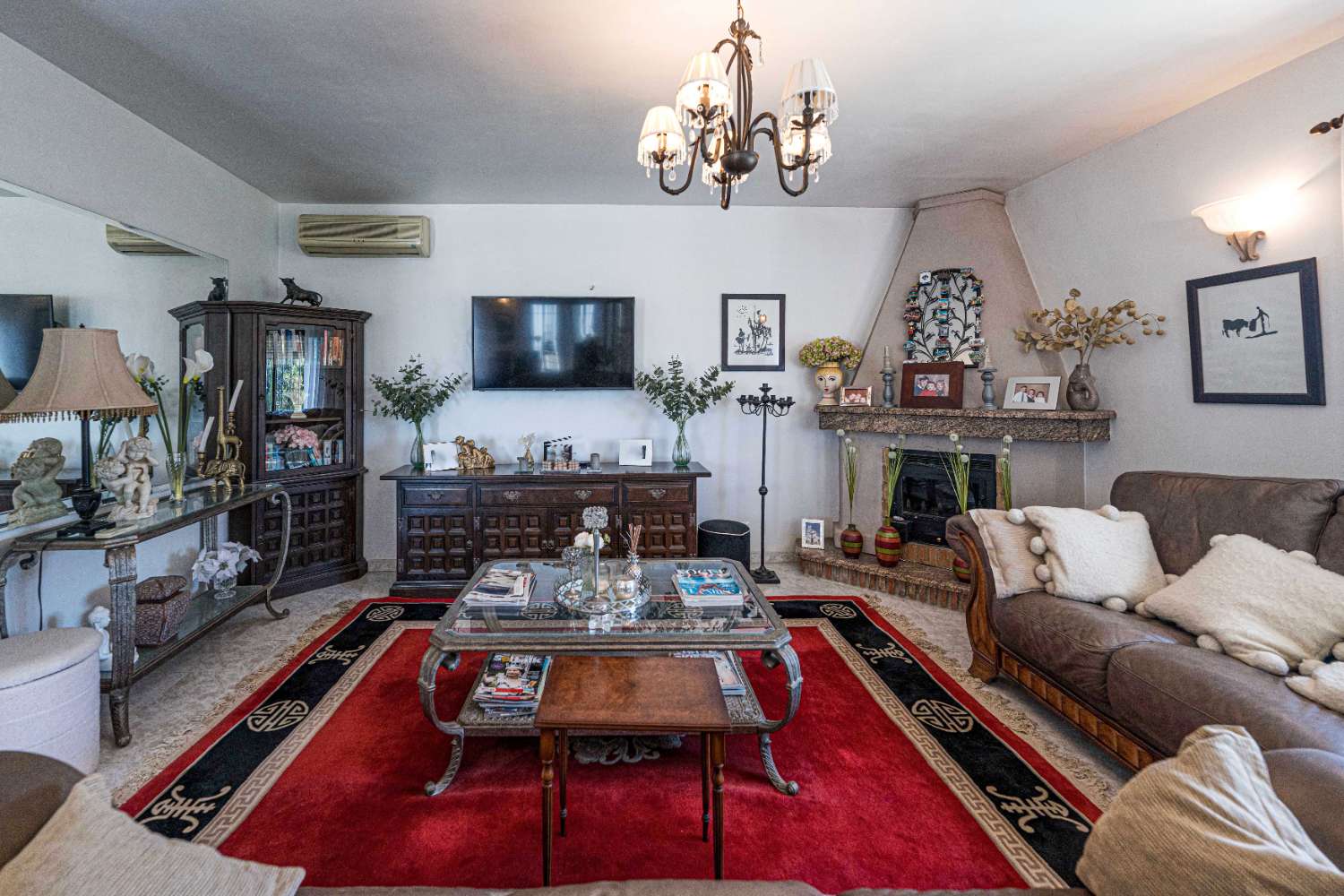 Detached Villa with Guest Apartment, Private Pool & Roof Terrace