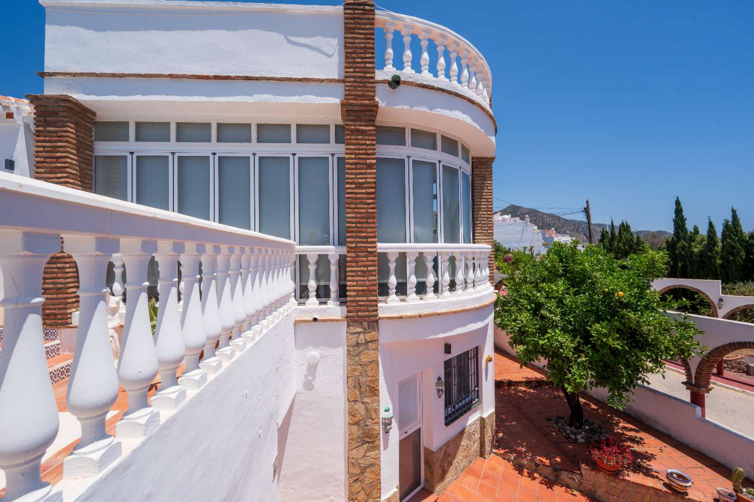 Detached Villa with Guest Apartment, Private Pool & Roof Terrace