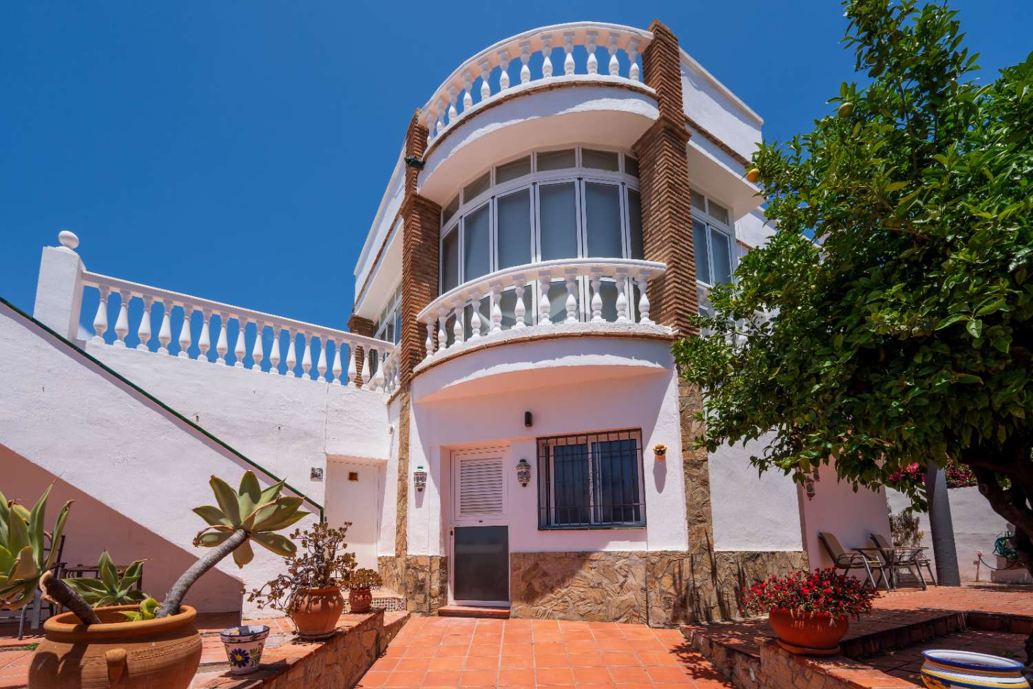 Detached Villa with Guest Apartment, Private Pool & Roof Terrace