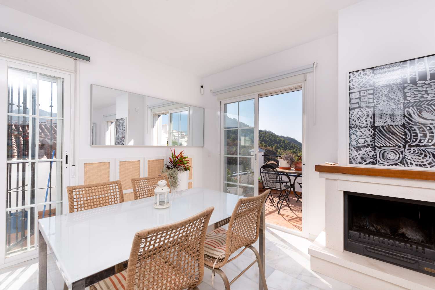 Villa med privat basseng, parkering og utsikt over havet og fjellene.