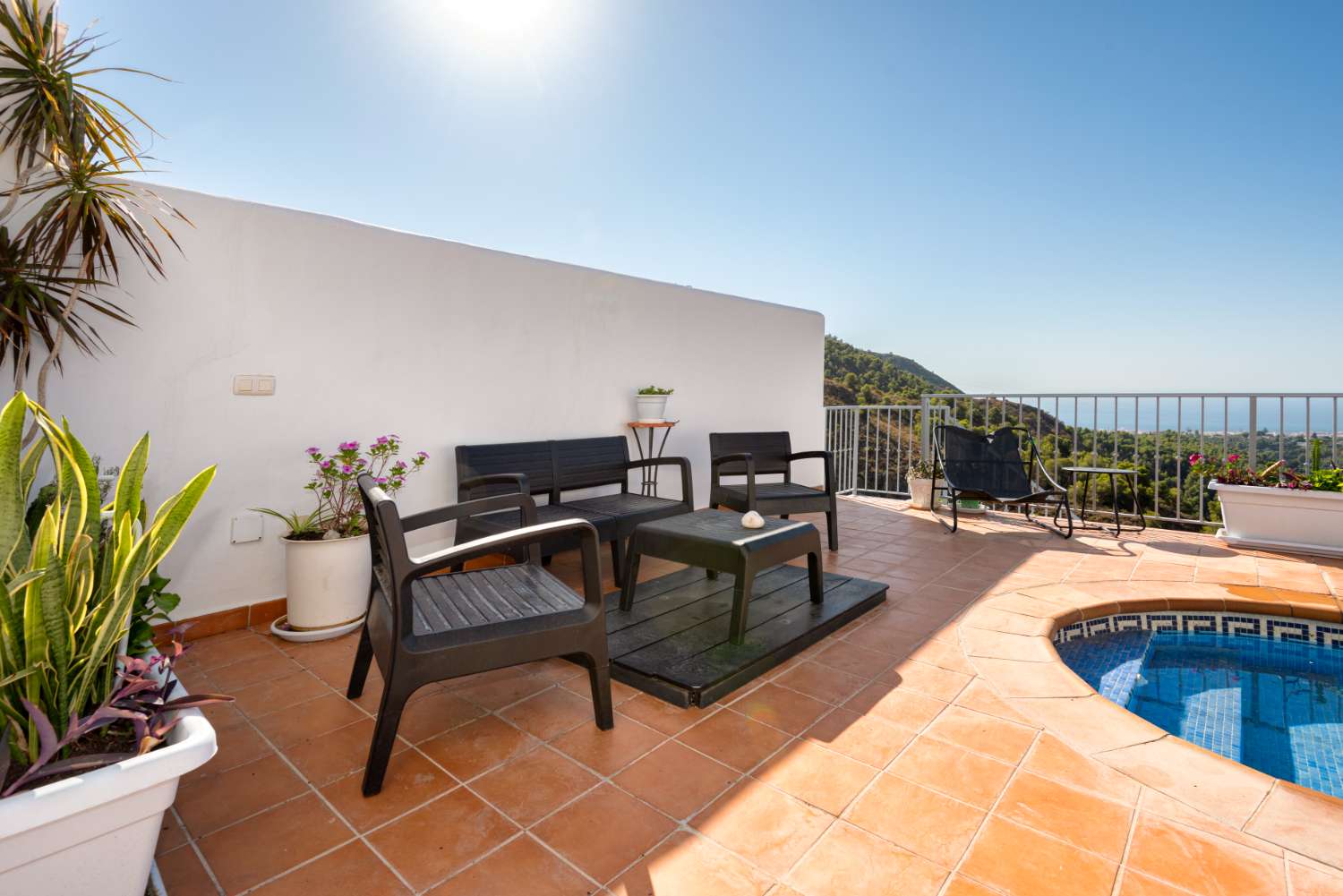 Villa med privat basseng, parkering og utsikt over havet og fjellene.