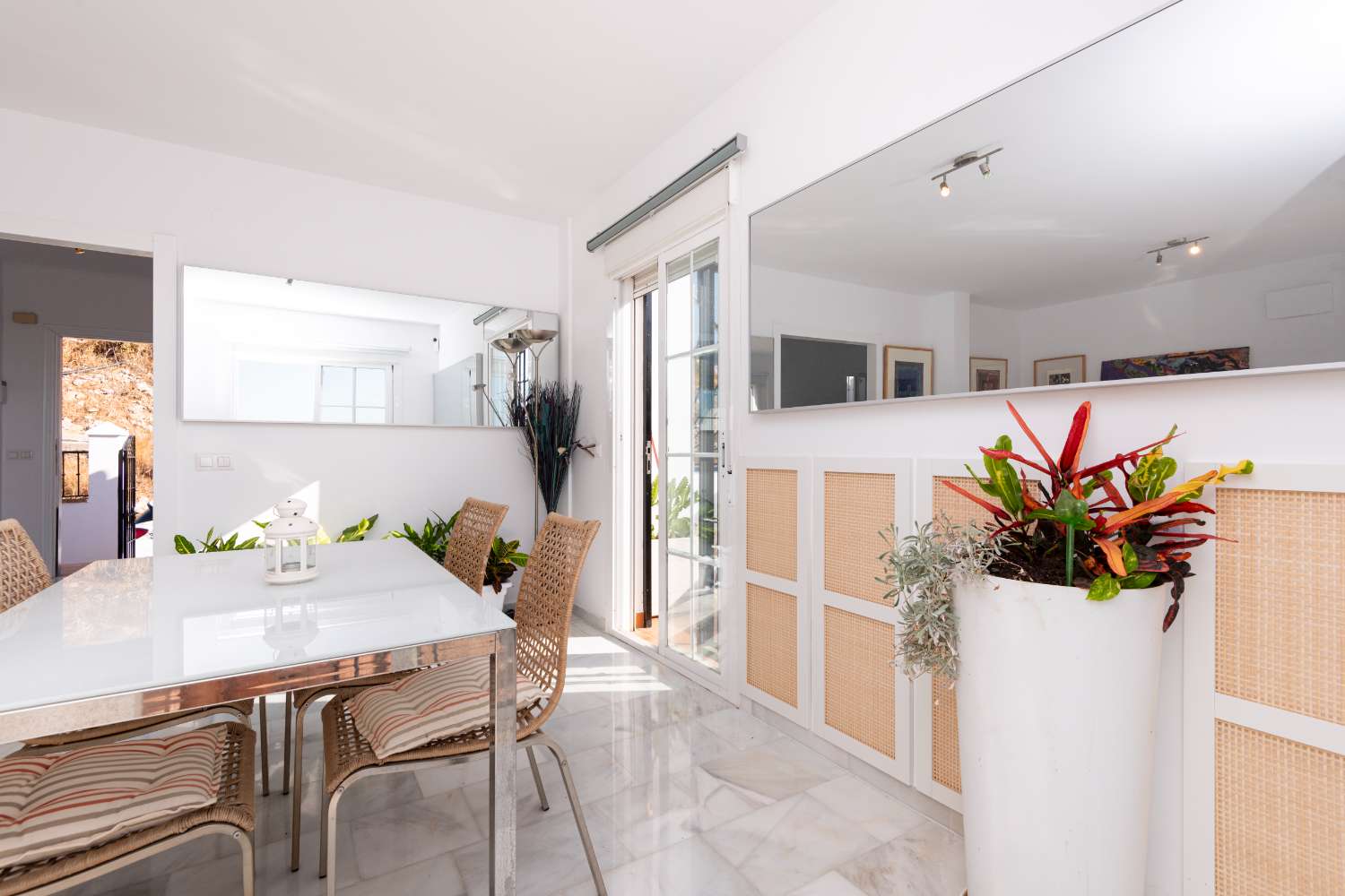 Villa med privat basseng, parkering og utsikt over havet og fjellene.