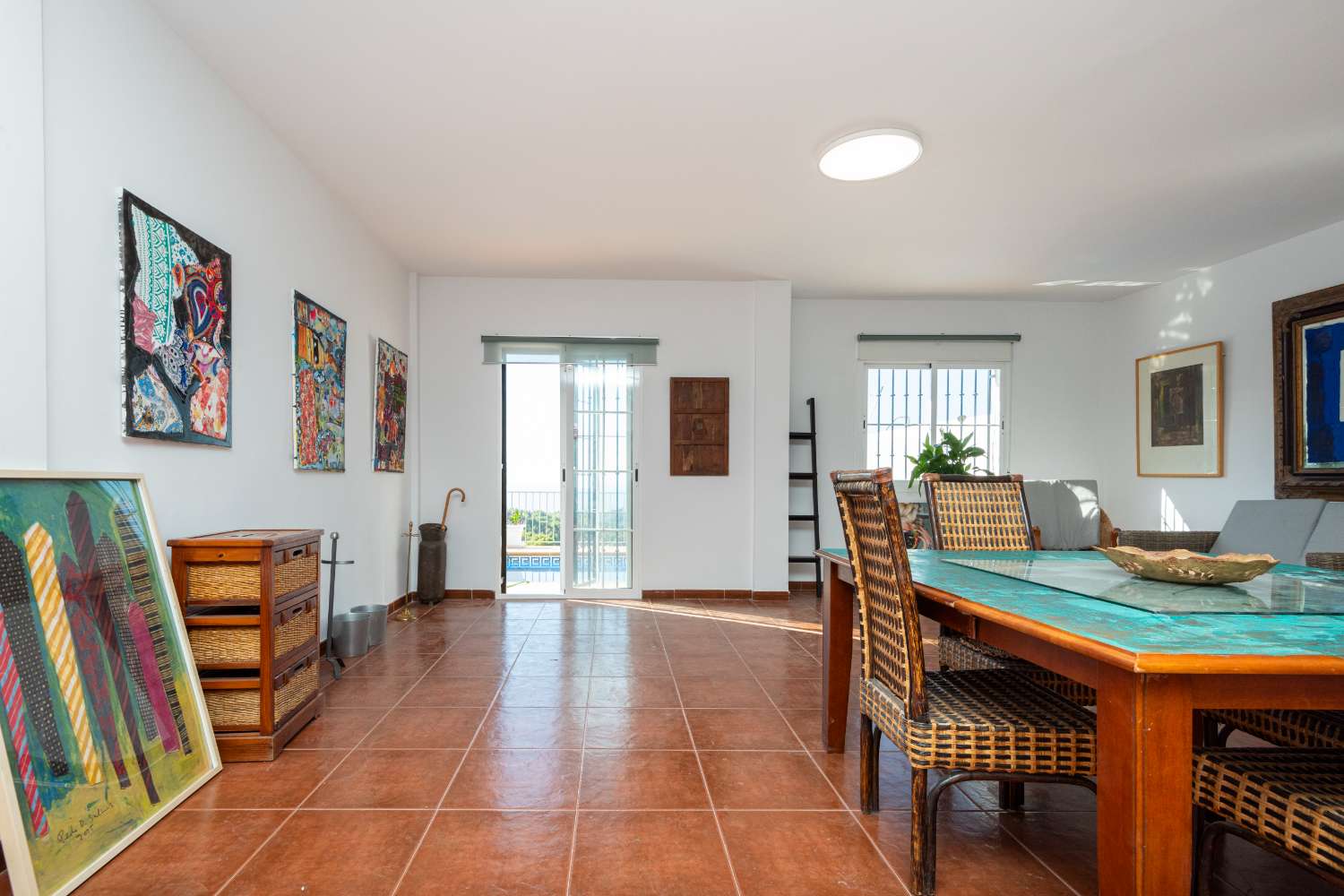 Villa med privat basseng, parkering og utsikt over havet og fjellene.
