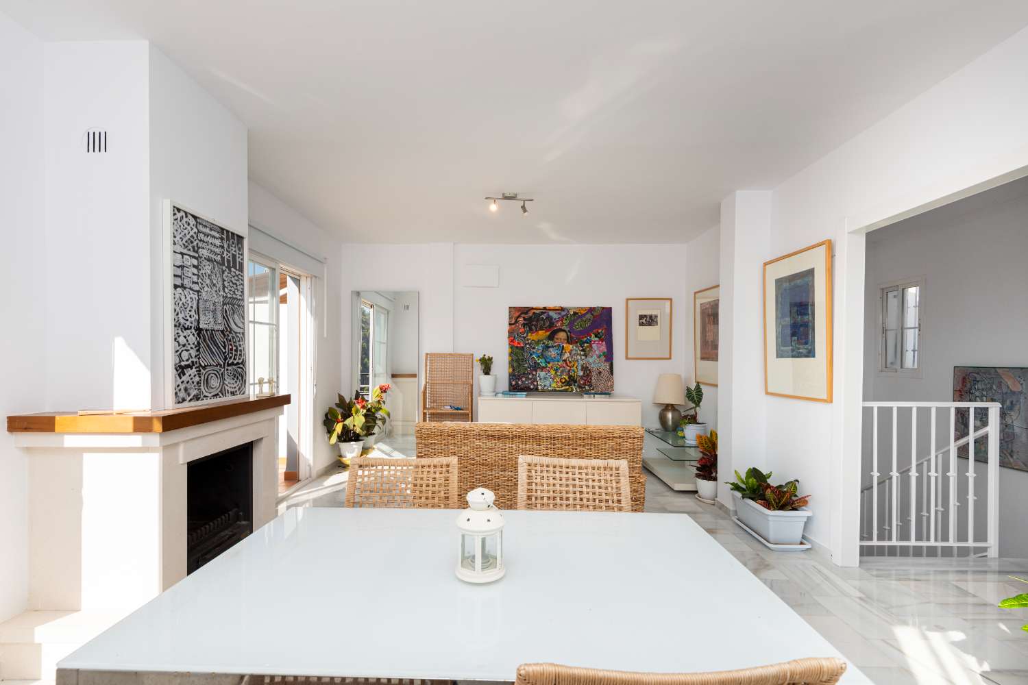 Villa med privat basseng, parkering og utsikt over havet og fjellene.