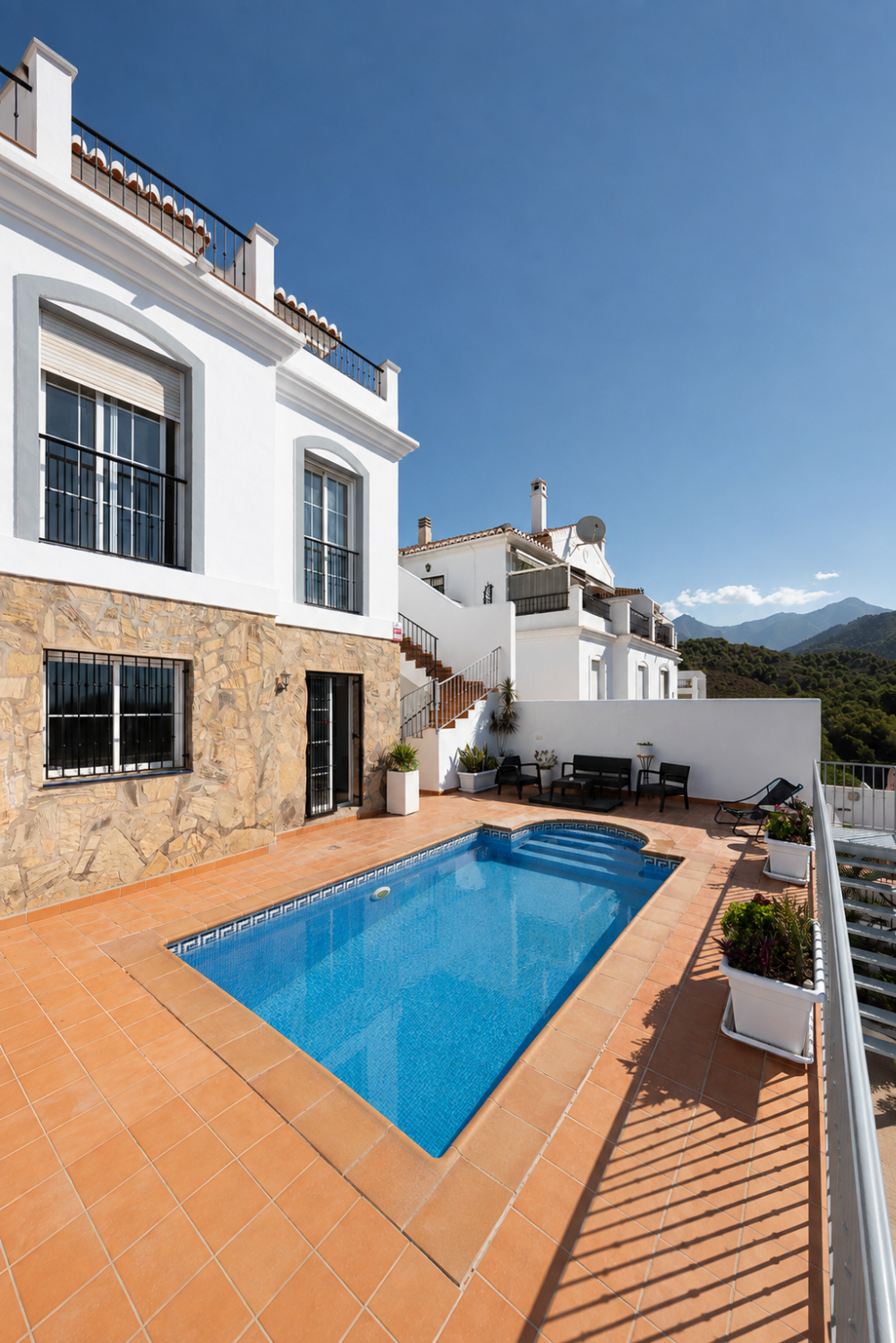 Villa med privat basseng, parkering og utsikt over havet og fjellene.