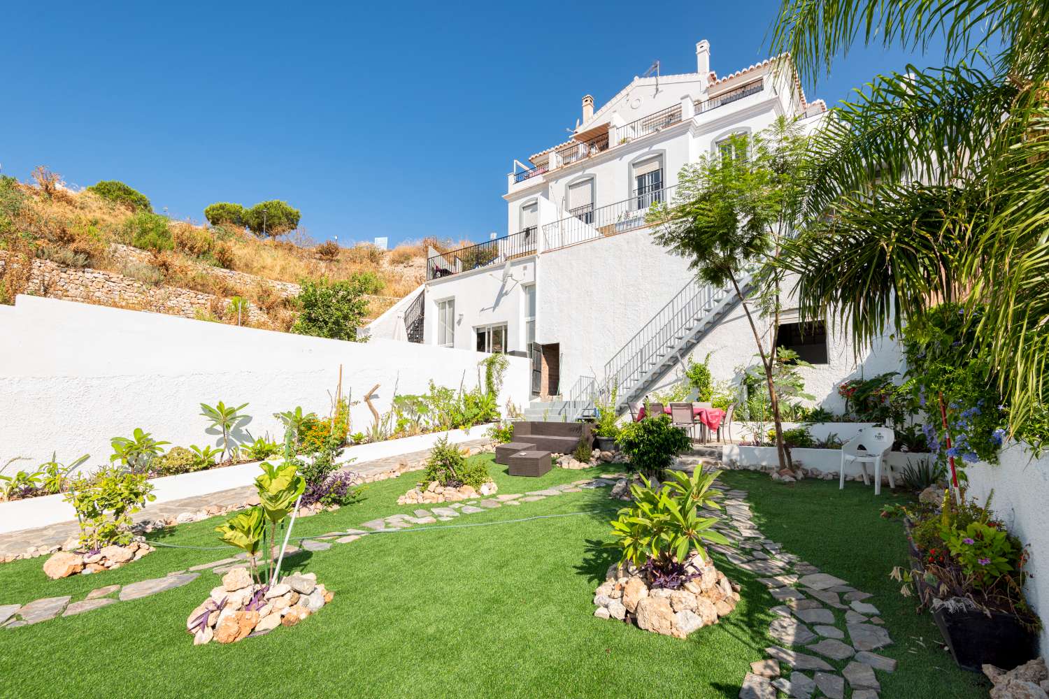 Villa med privat basseng, parkering og utsikt over havet og fjellene.
