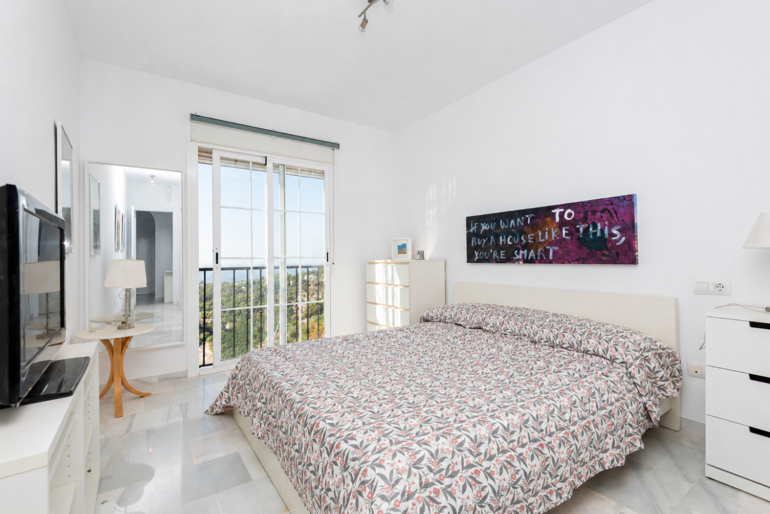 Villa med privat basseng, parkering og utsikt over havet og fjellene.