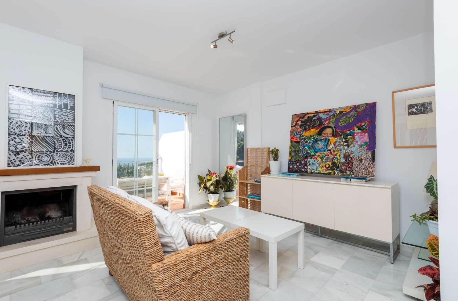Villa med privat basseng, parkering og utsikt over havet og fjellene.