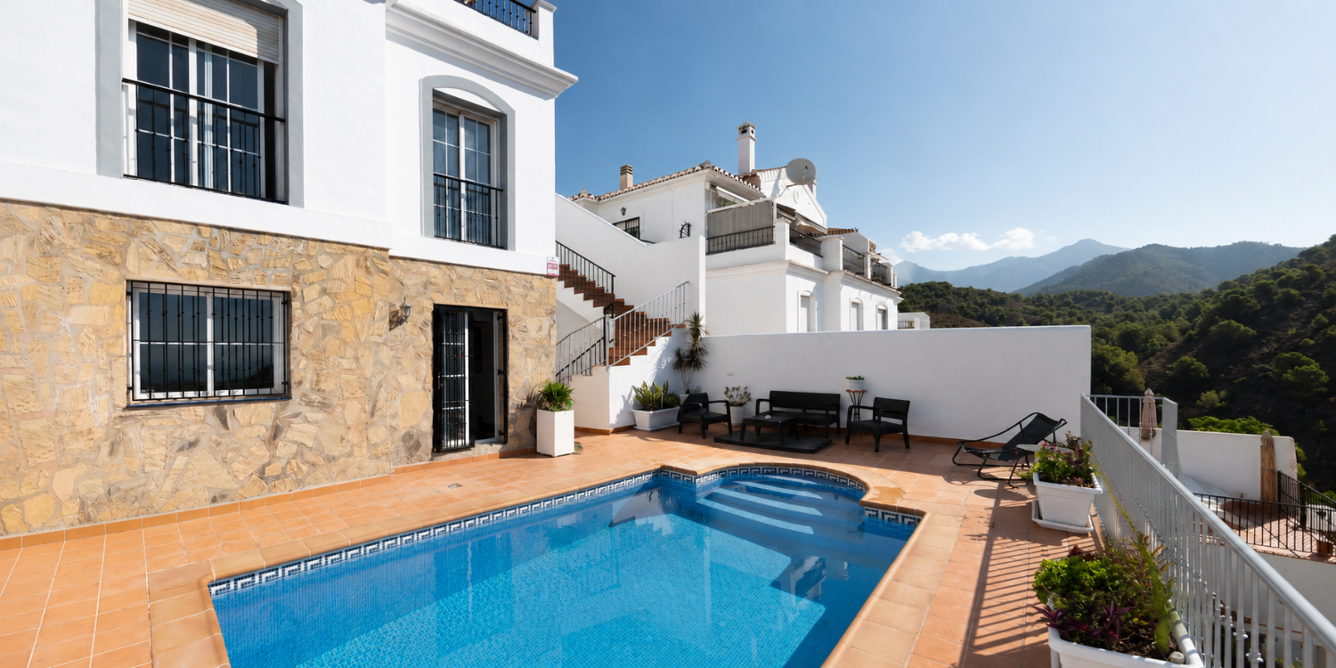 Villa med privat basseng, parkering og utsikt over havet og fjellene.