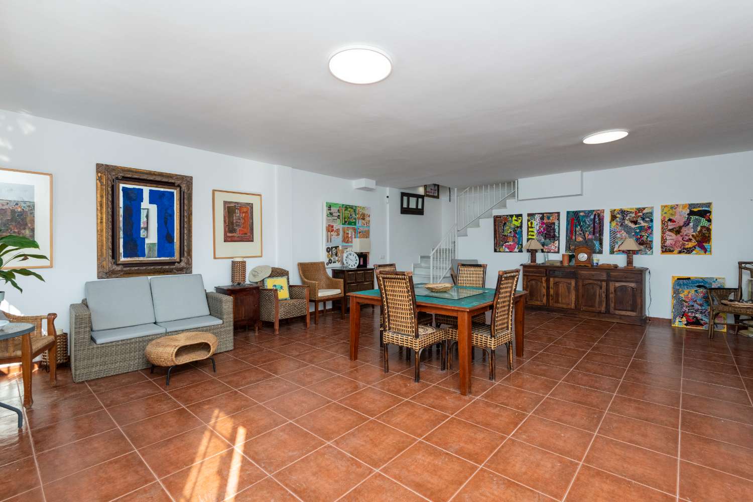 Villa med privat basseng, parkering og utsikt over havet og fjellene.