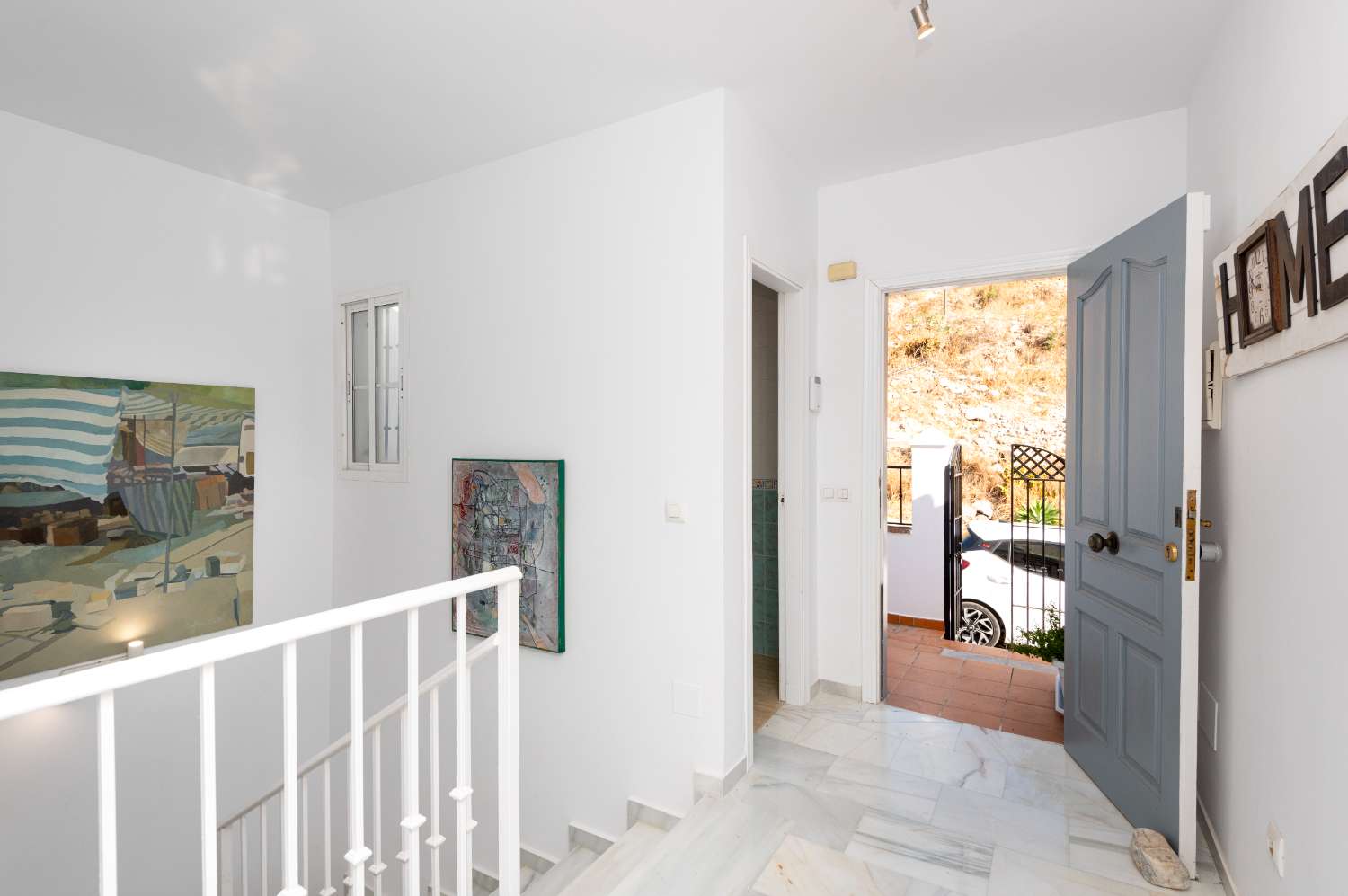 Villa med privat basseng, parkering og utsikt over havet og fjellene.