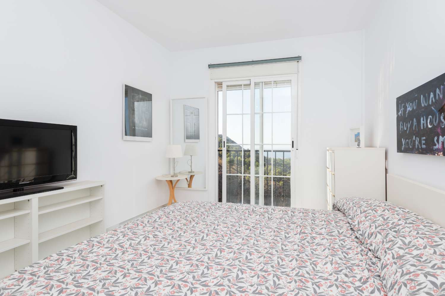 Villa med privat basseng, parkering og utsikt over havet og fjellene.