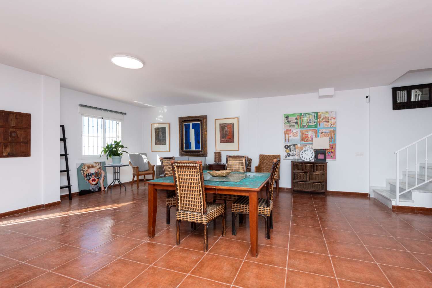Villa med privat basseng, parkering og utsikt over havet og fjellene.