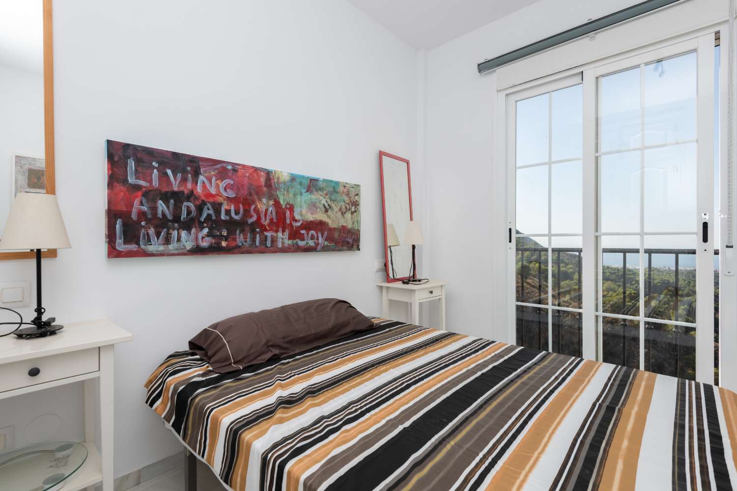 Villa med privat basseng, parkering og utsikt over havet og fjellene.