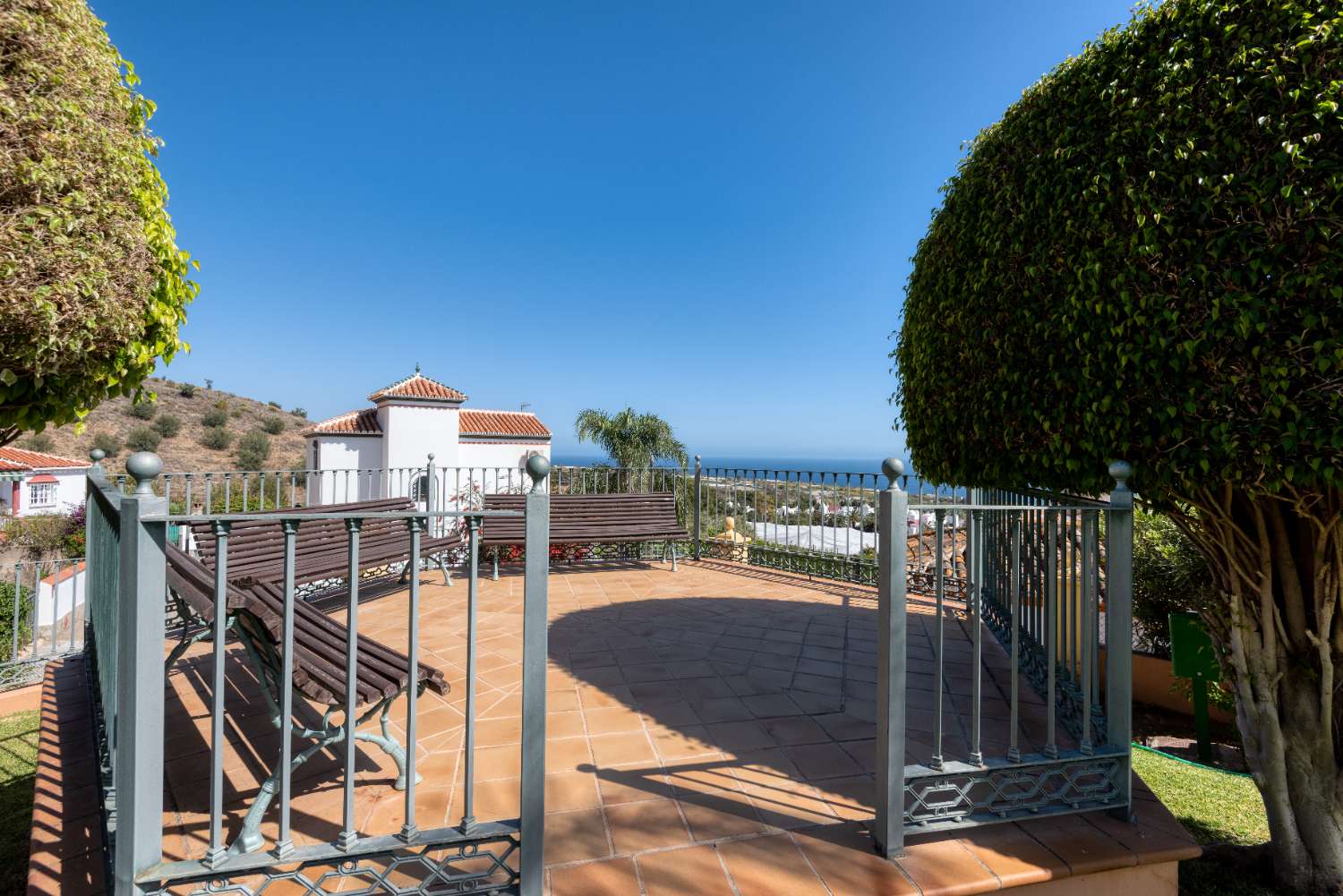 Apartamento con vistas panorámicas al mar y a la montaña.