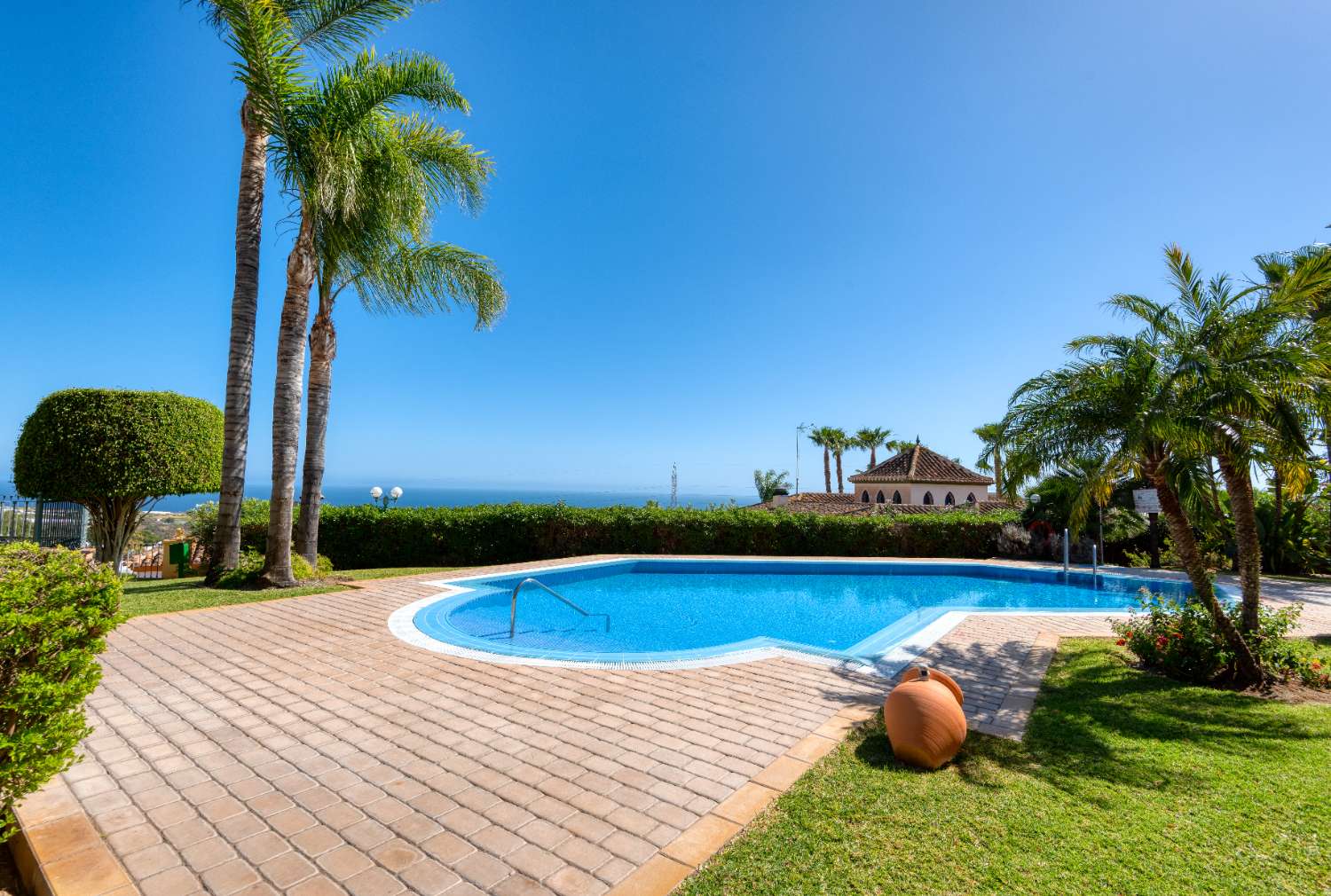 Apartamento con vistas panorámicas al mar y a la montaña.
