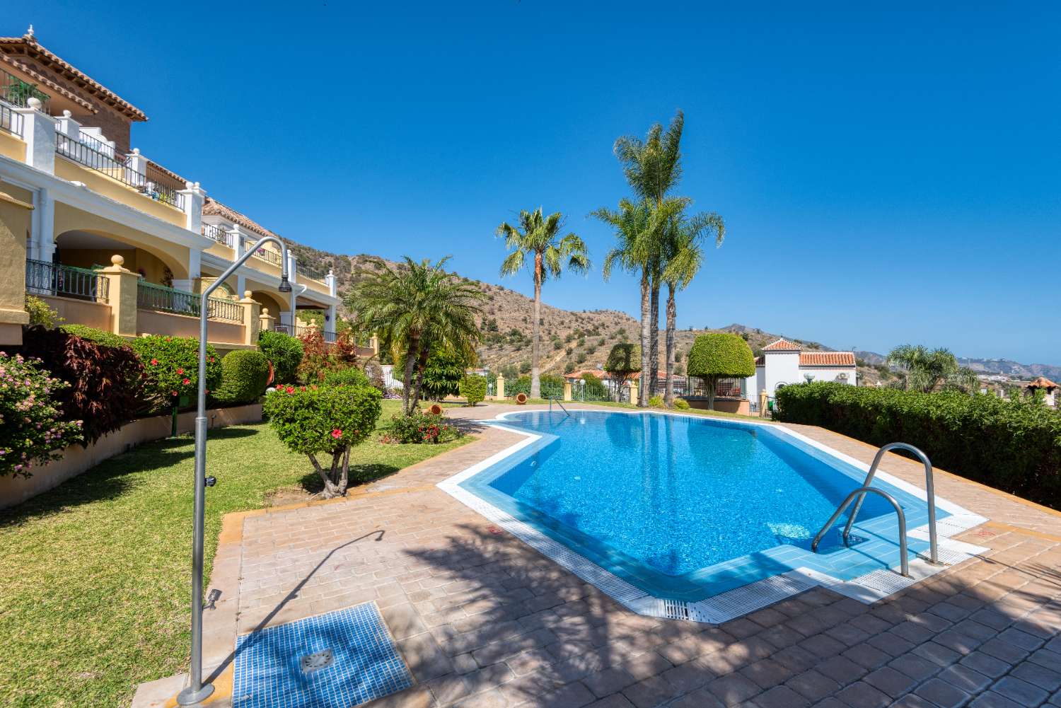 Apartamento con vistas panorámicas al mar y a la montaña.