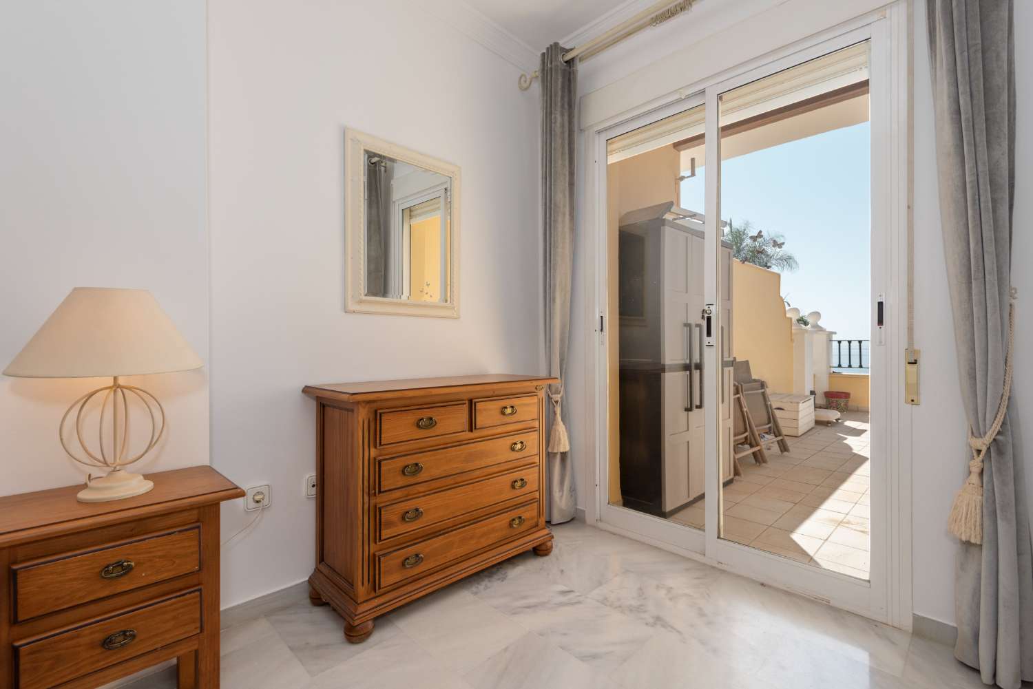 Apartment mit Panoramablick auf Meer und Berge