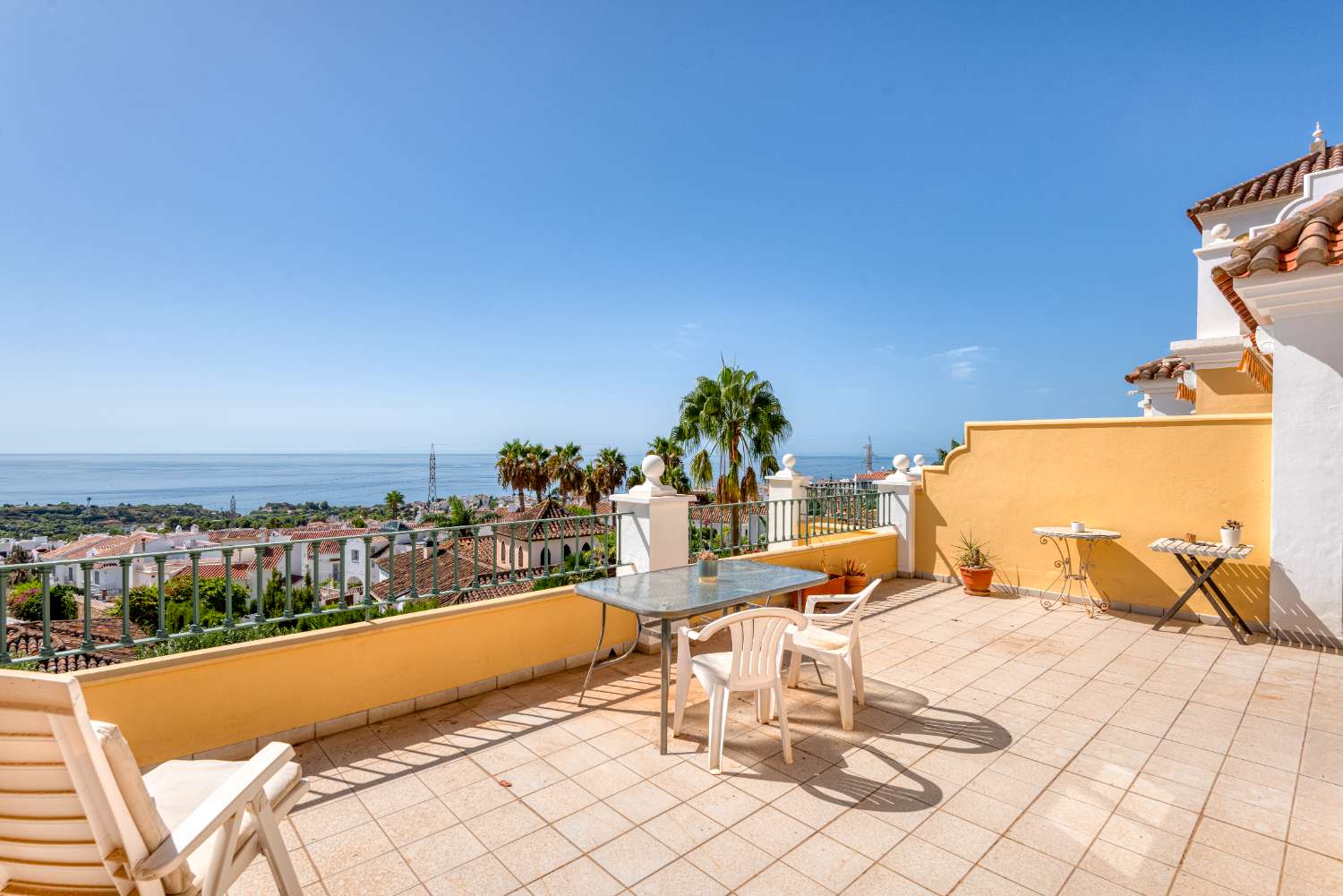 Apartment mit Panoramablick auf Meer und Berge