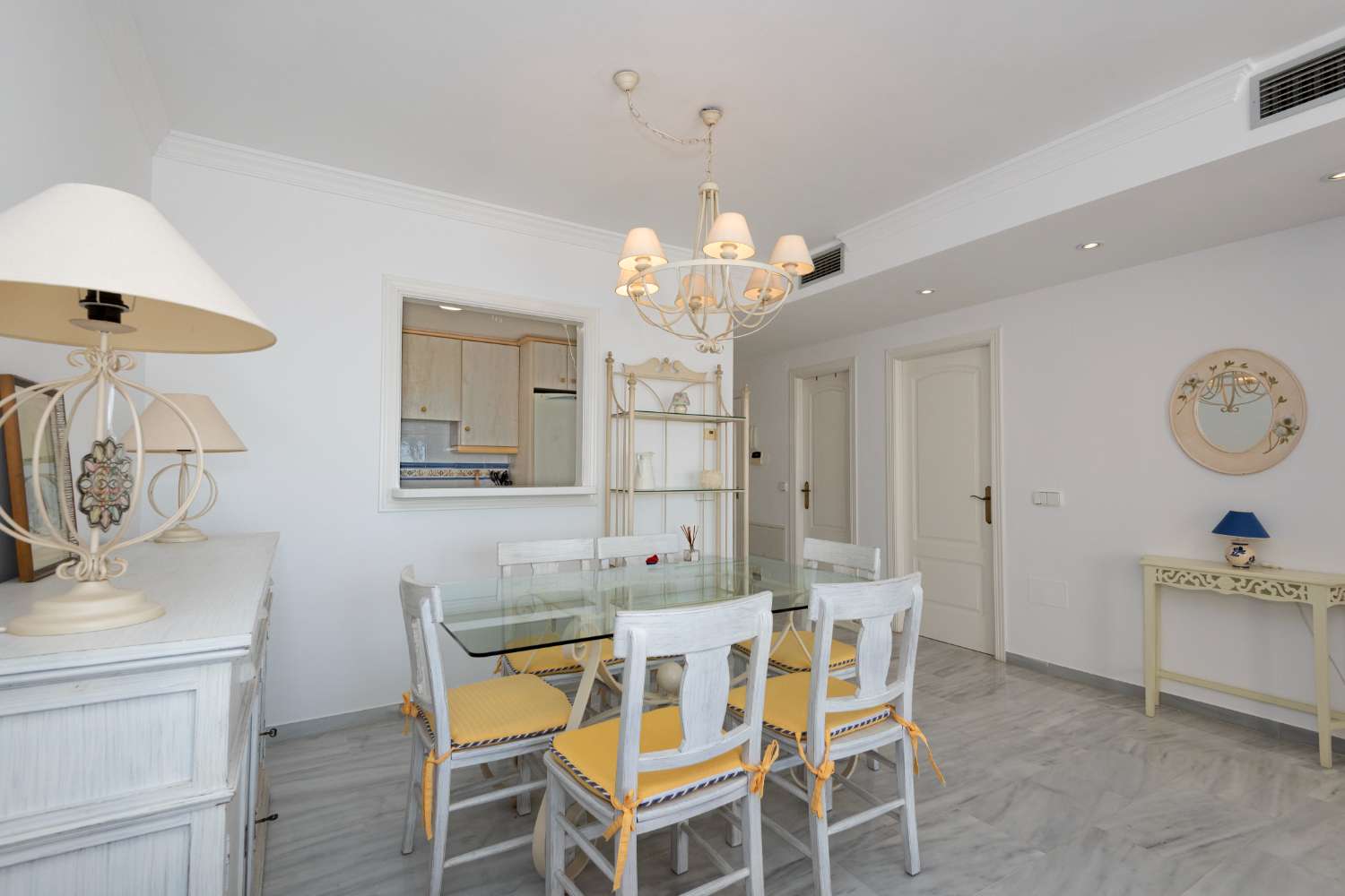 Apartment mit Panoramablick auf Meer und Berge