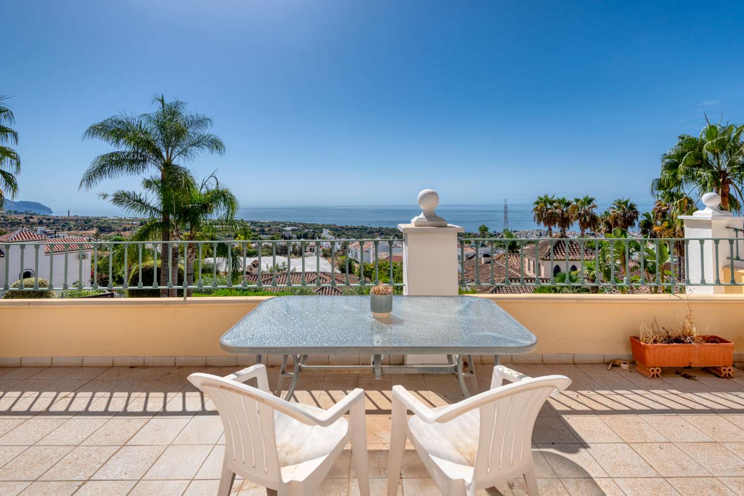 Apartment mit Panoramablick auf Meer und Berge
