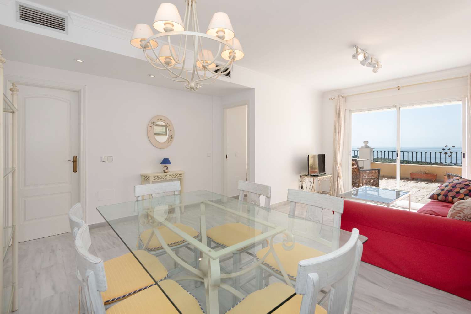 Apartment mit Panoramablick auf Meer und Berge